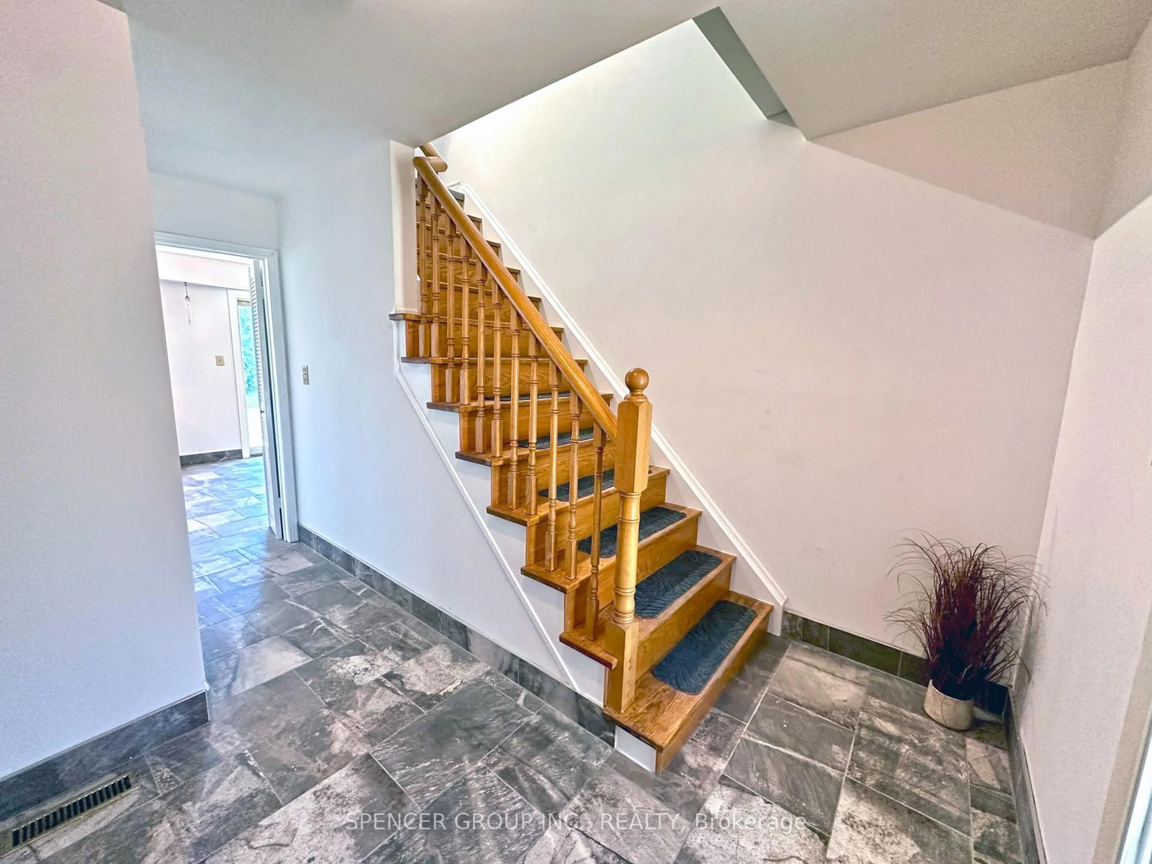 Stairs for 571 Minette Circ, Mississauga Ontario L5A 3B9