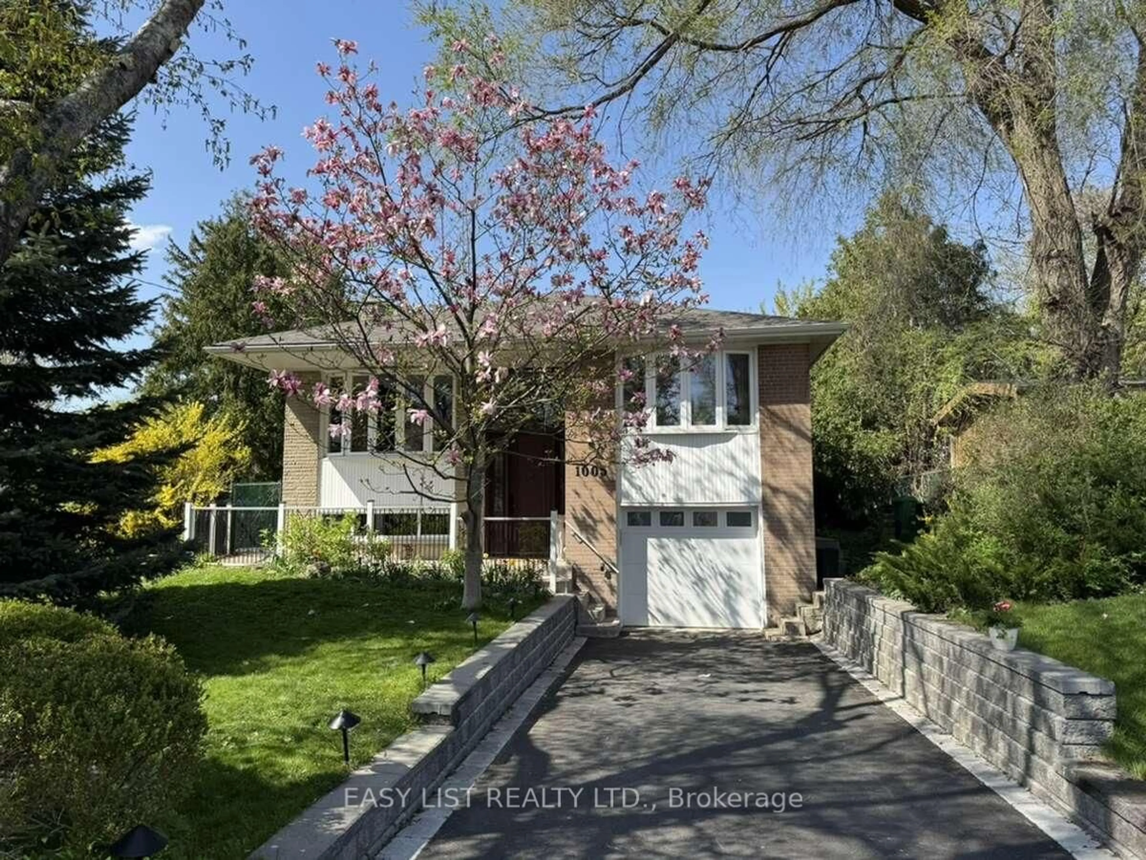 Home with brick exterior material, street for 1005 Dormer St, Mississauga Ontario L5E 1T7