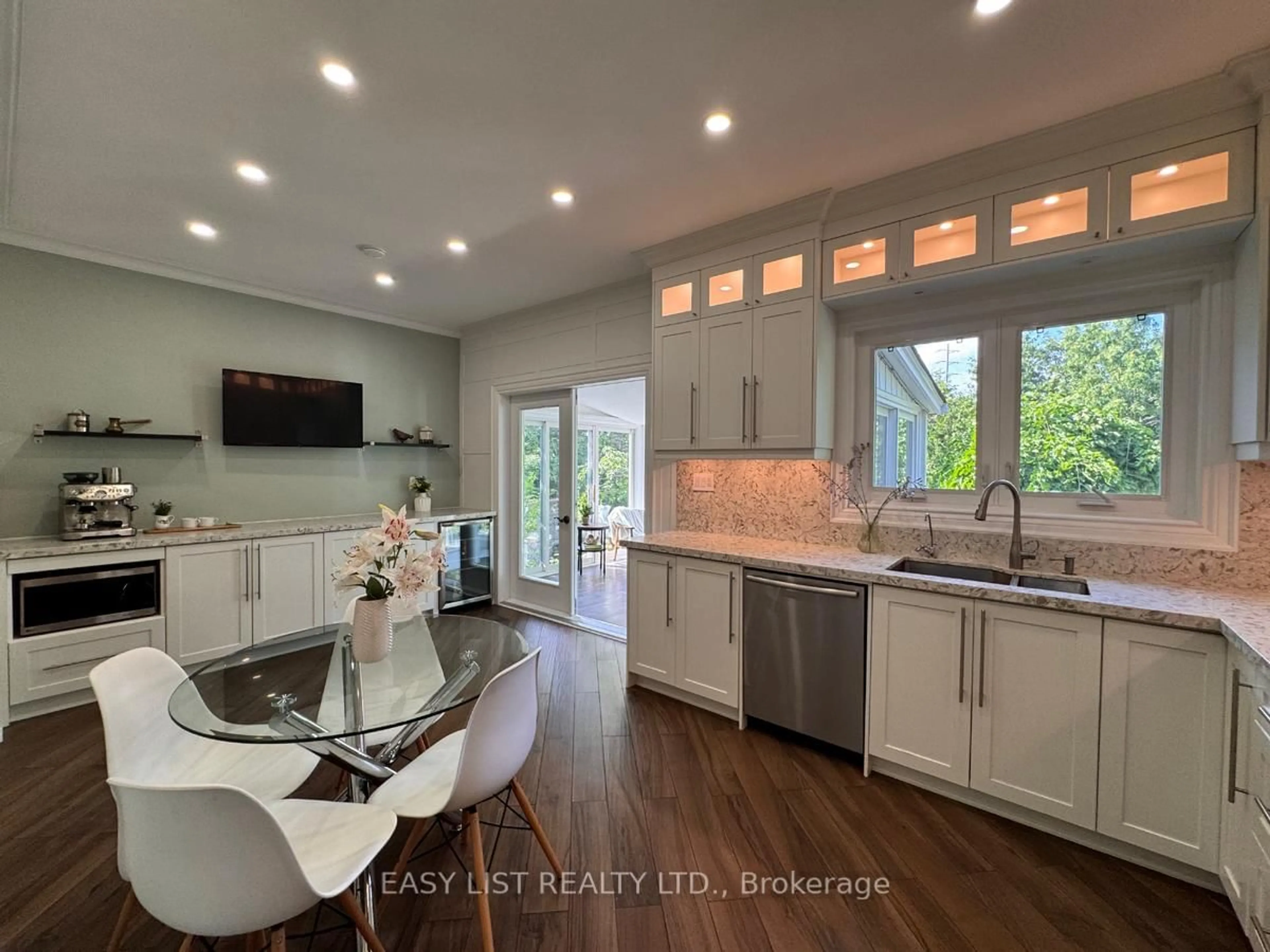 Open concept kitchen, unknown for 1005 Dormer St, Mississauga Ontario L5E 1T7