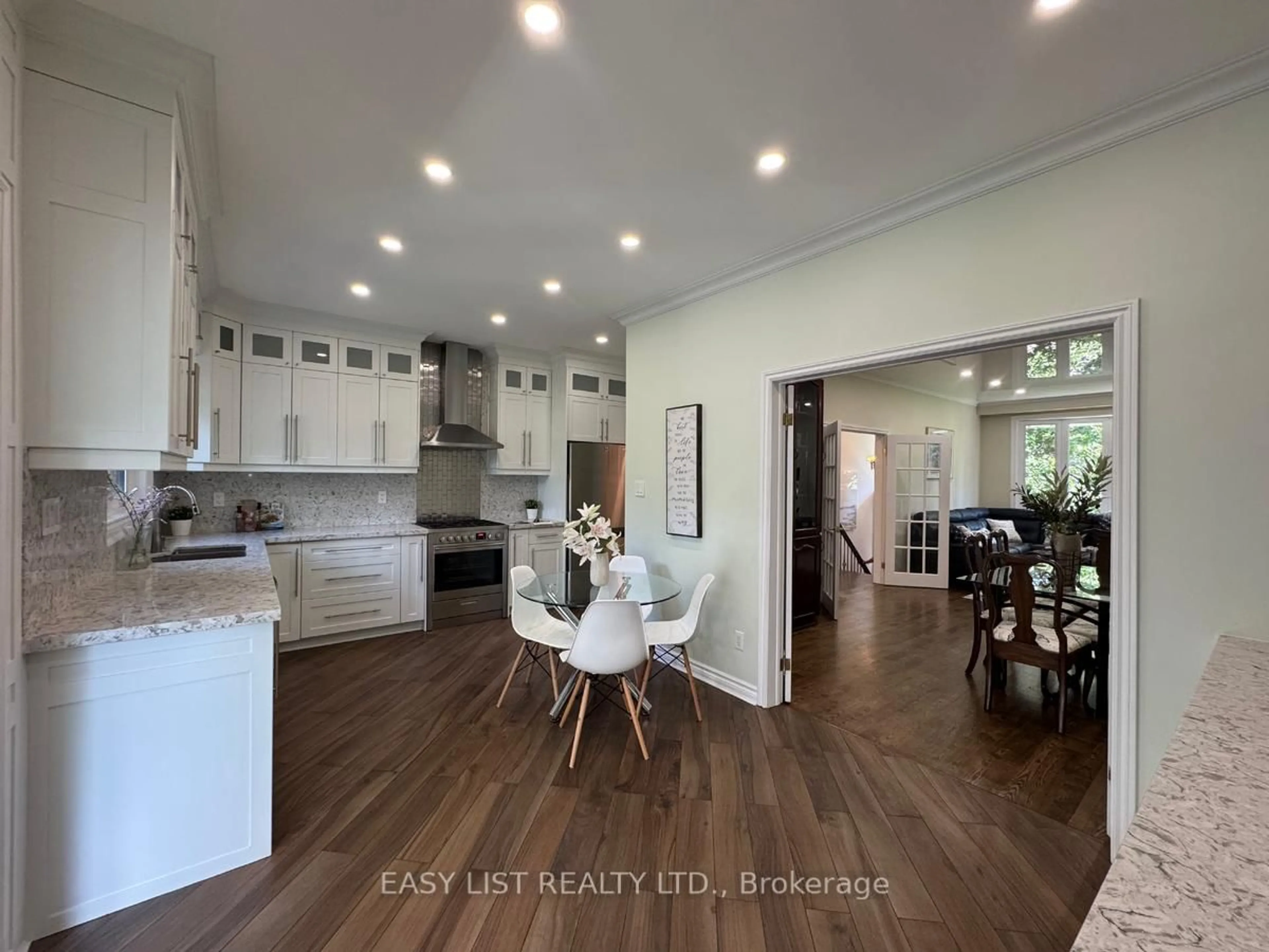 Open concept kitchen, unknown for 1005 Dormer St, Mississauga Ontario L5E 1T7
