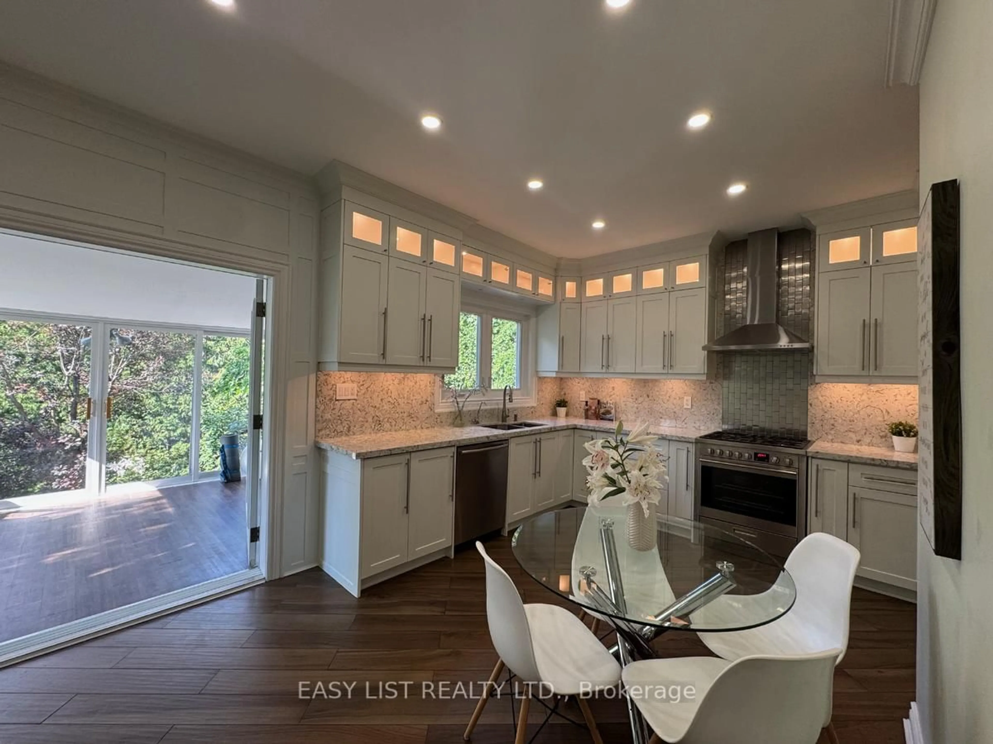 Open concept kitchen, ceramic/tile floor for 1005 Dormer St, Mississauga Ontario L5E 1T7
