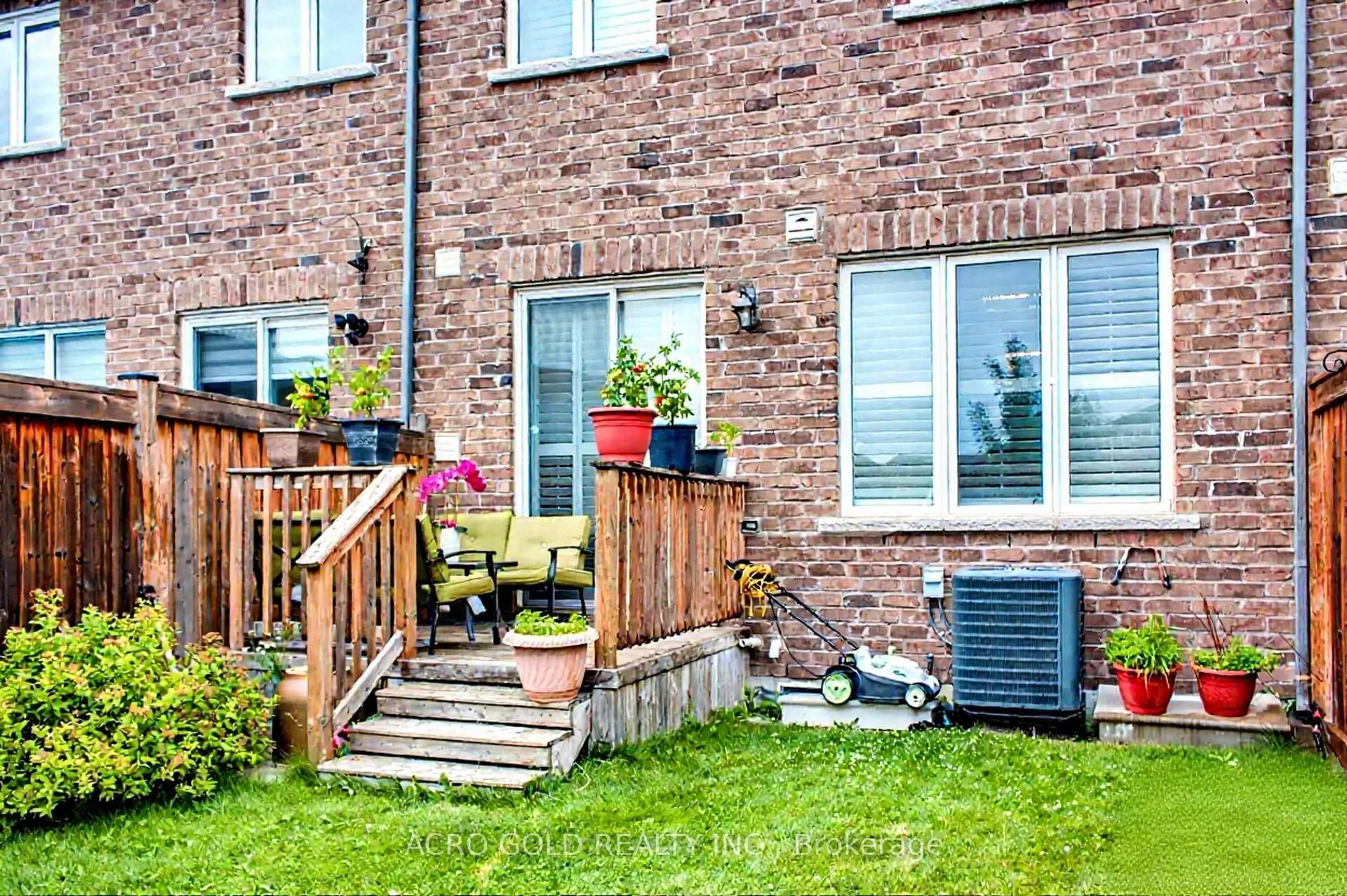 Patio, street for 10 Abigail Cres, Caledon Ontario L7C 4C7