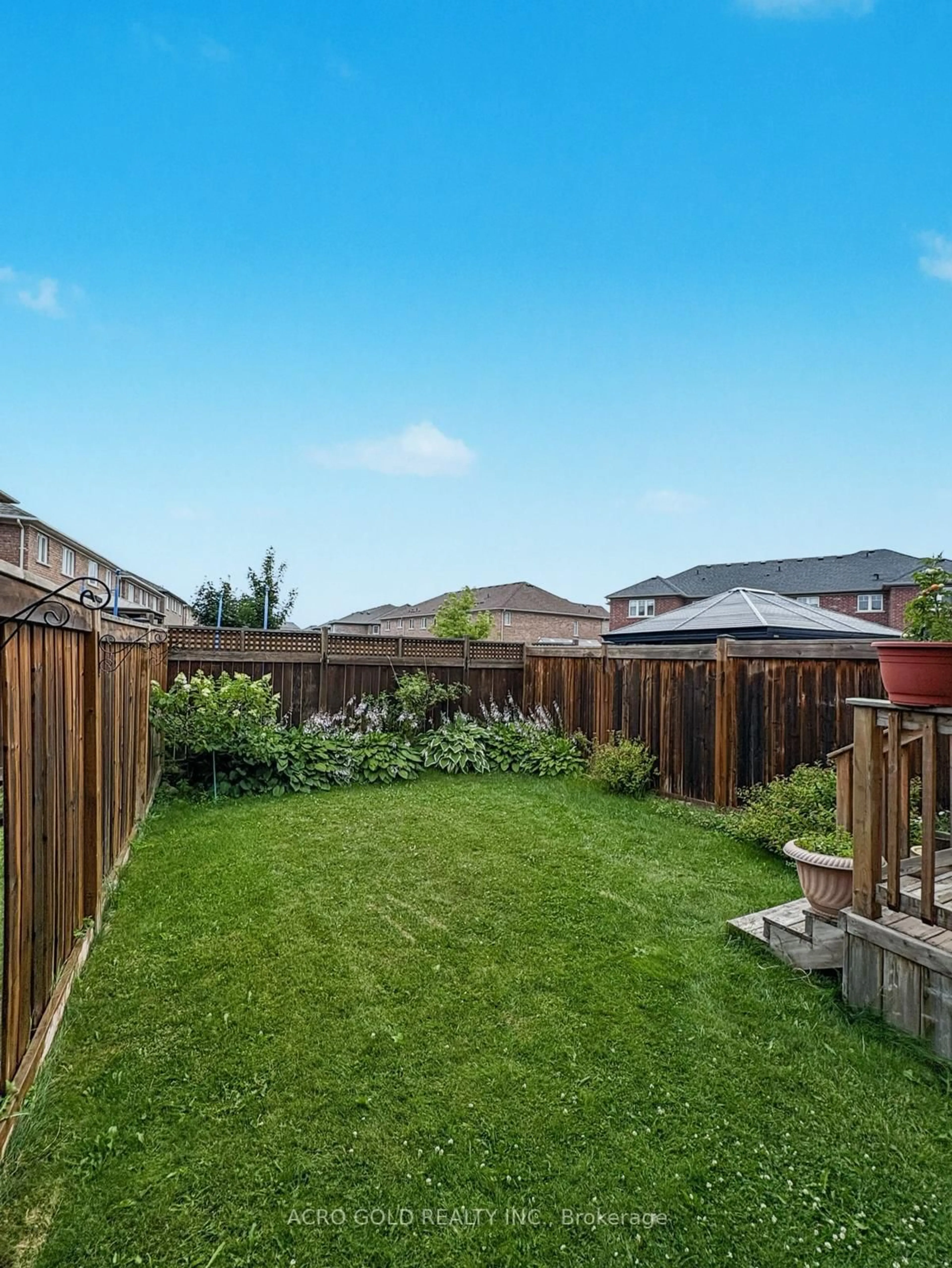 Patio, mountain view for 10 Abigail Cres, Caledon Ontario L7C 4C7