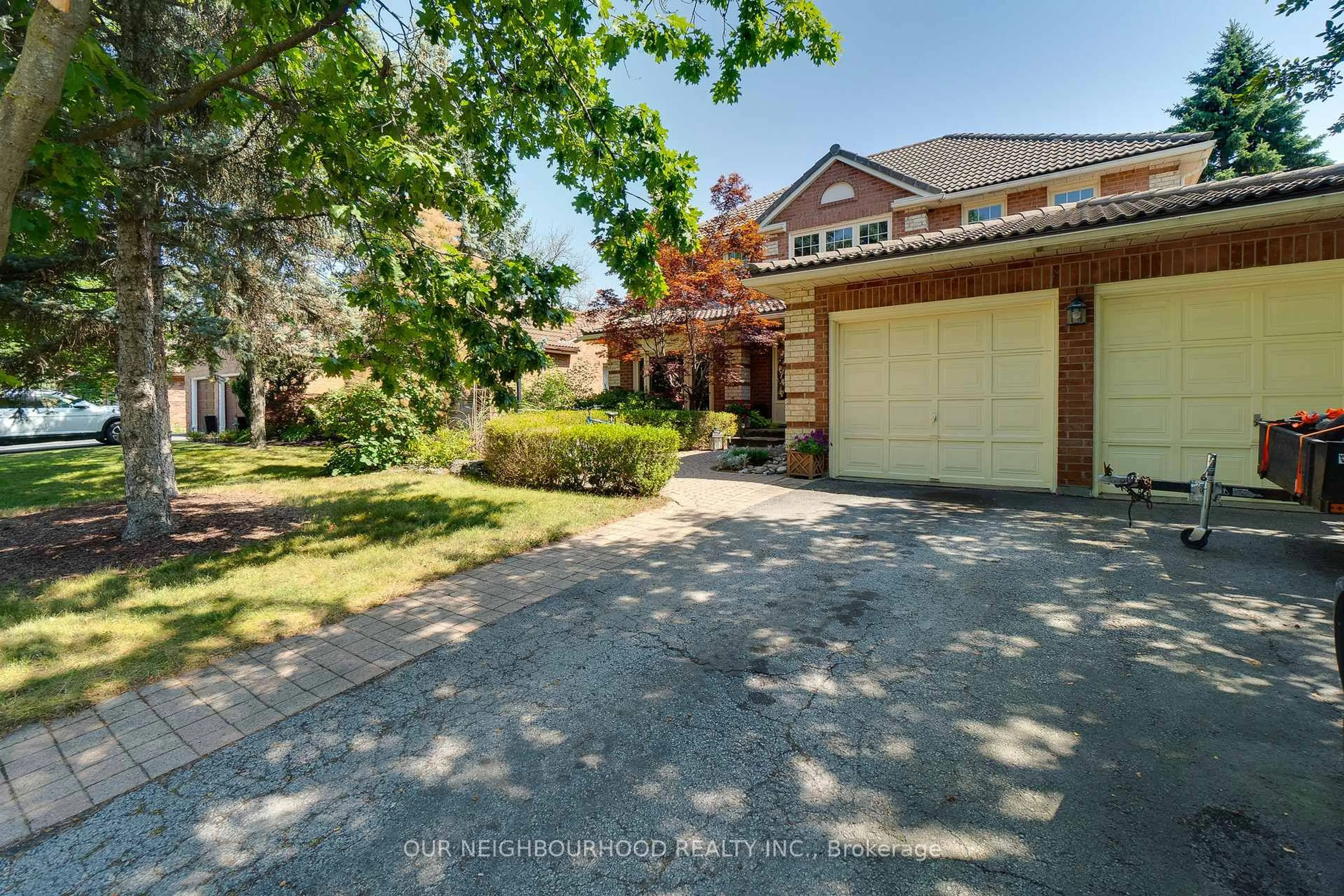 A pic from outside/outdoor area/front of a property/back of a property/a pic from drone, street for 369 Claremont Cres, Oakville Ontario L6J 6J9
