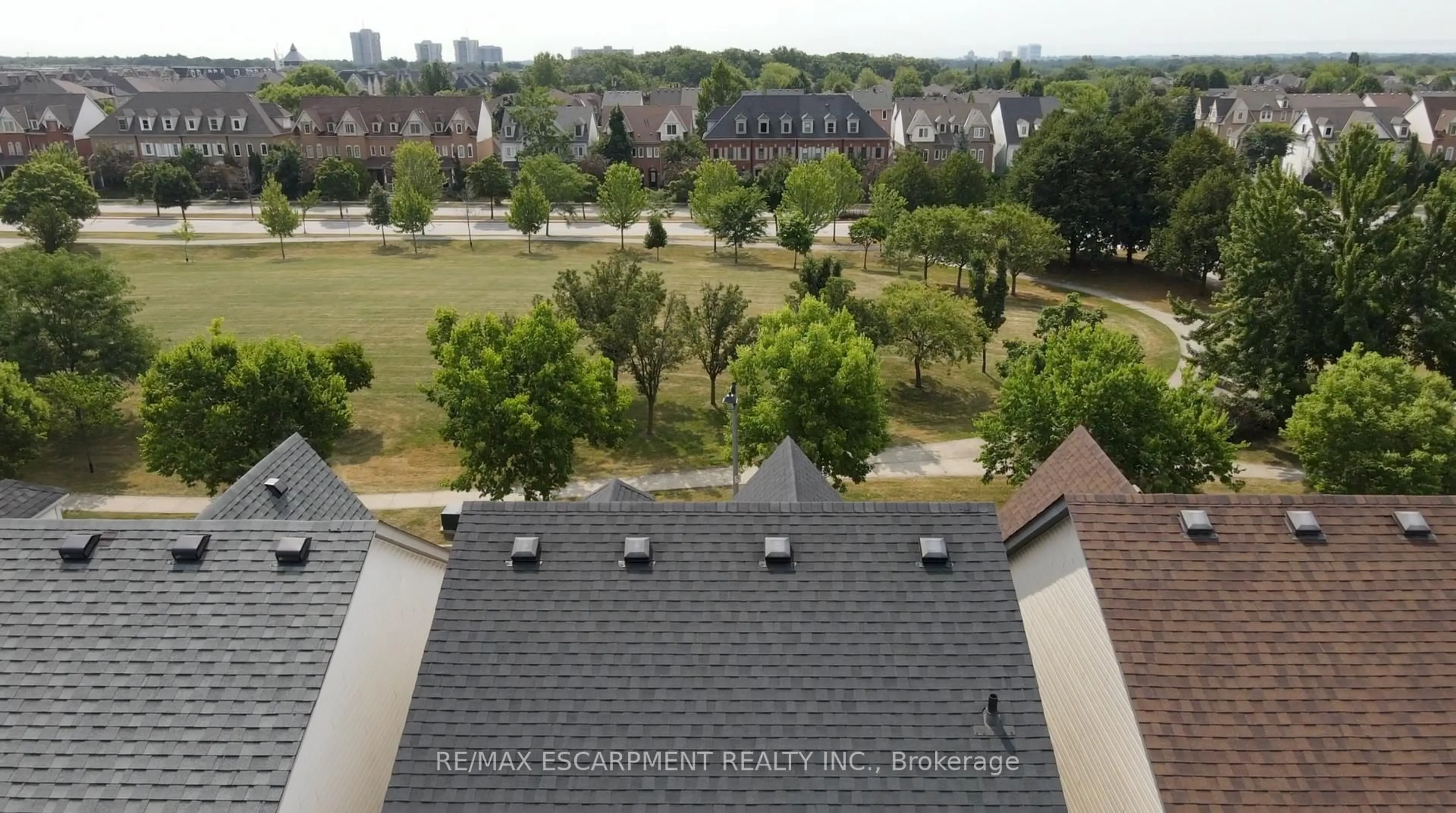 A pic from outside/outdoor area/front of a property/back of a property/a pic from drone, city buildings view from balcony for 249 Roxton Rd, Oakville Ontario L6H 7K3
