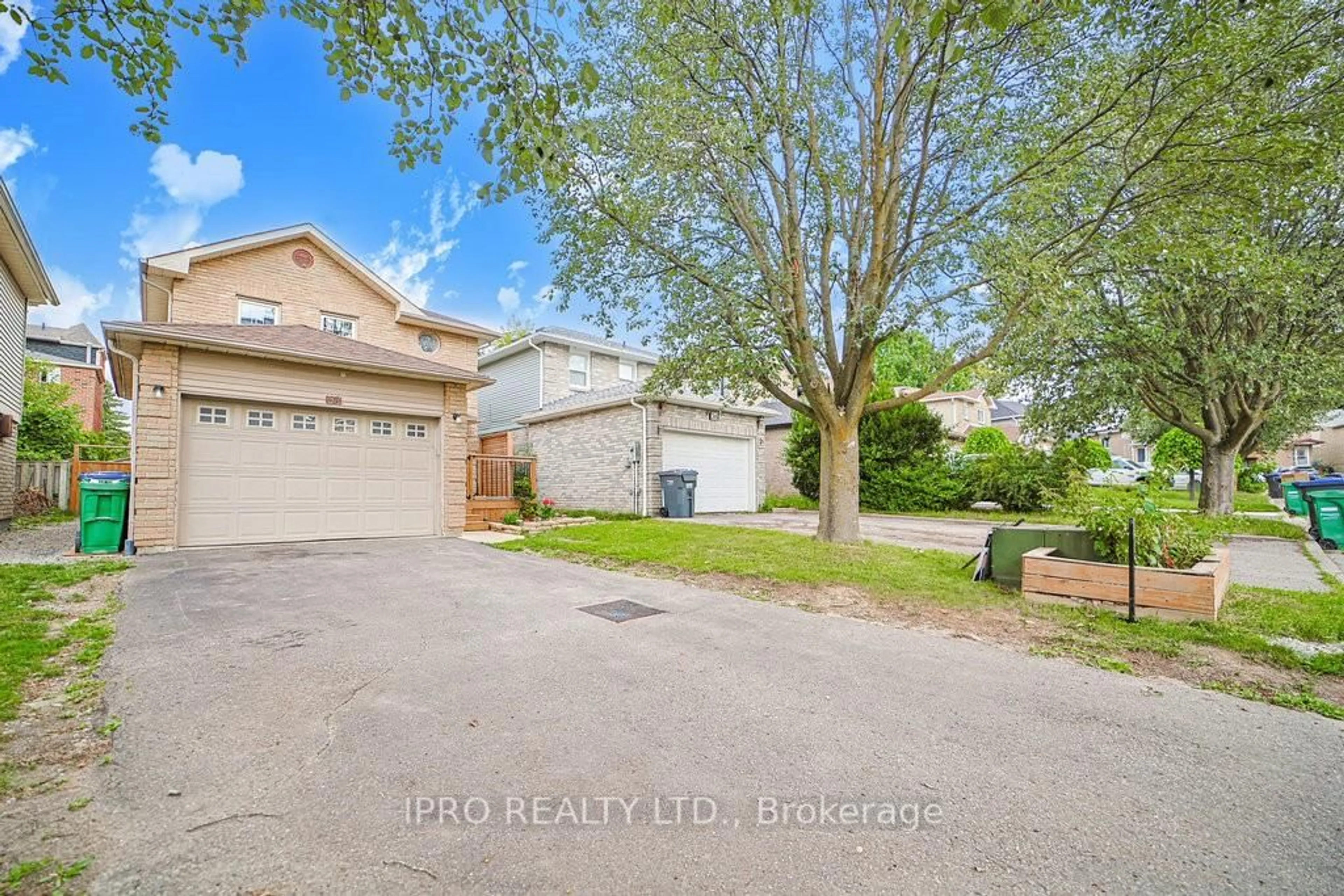 A pic from outside/outdoor area/front of a property/back of a property/a pic from drone, street for 38 Roehampton Cres, Brampton Ontario L6Y 2R4