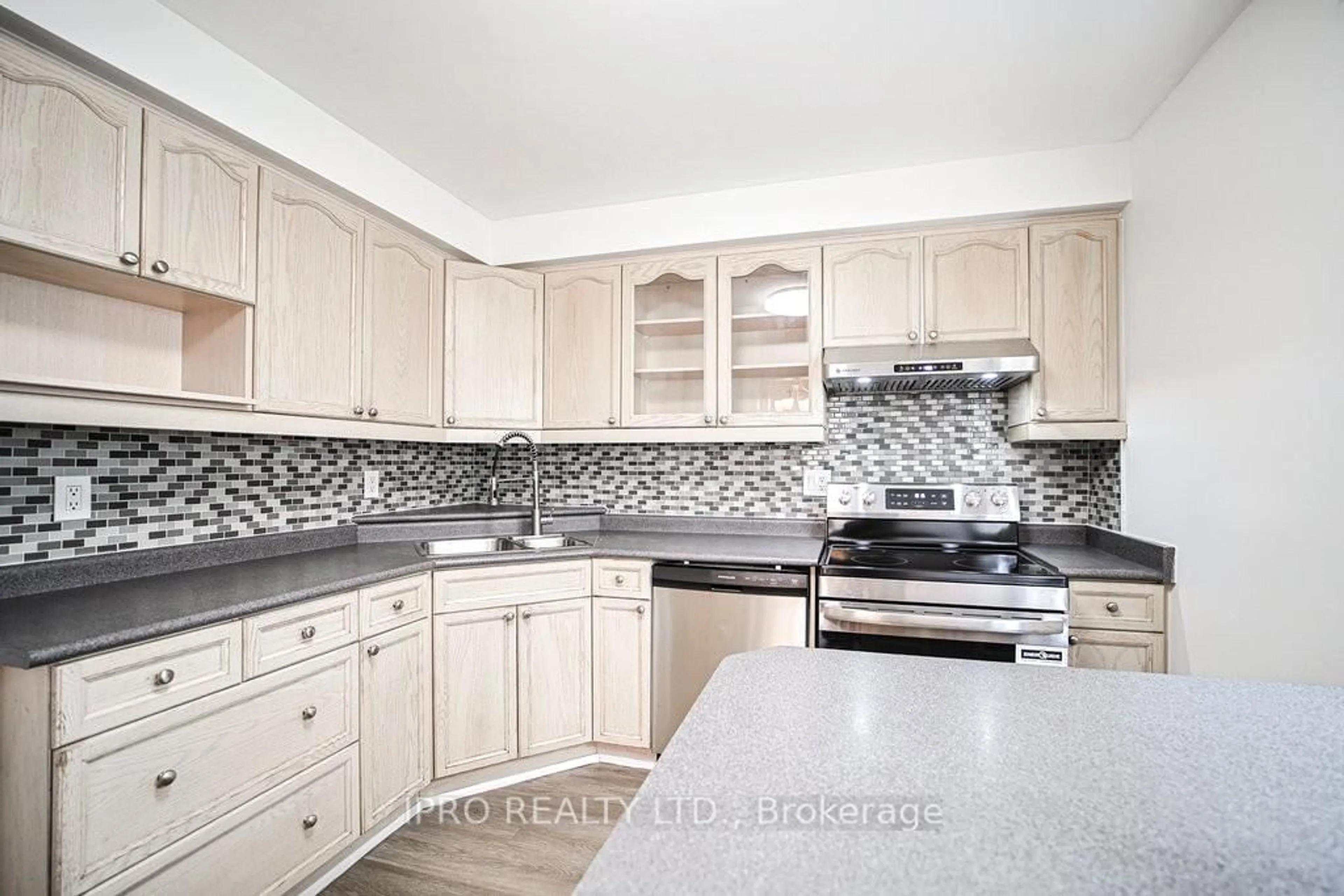 Open concept kitchen, ceramic/tile floor for 38 Roehampton Cres, Brampton Ontario L6Y 2R4
