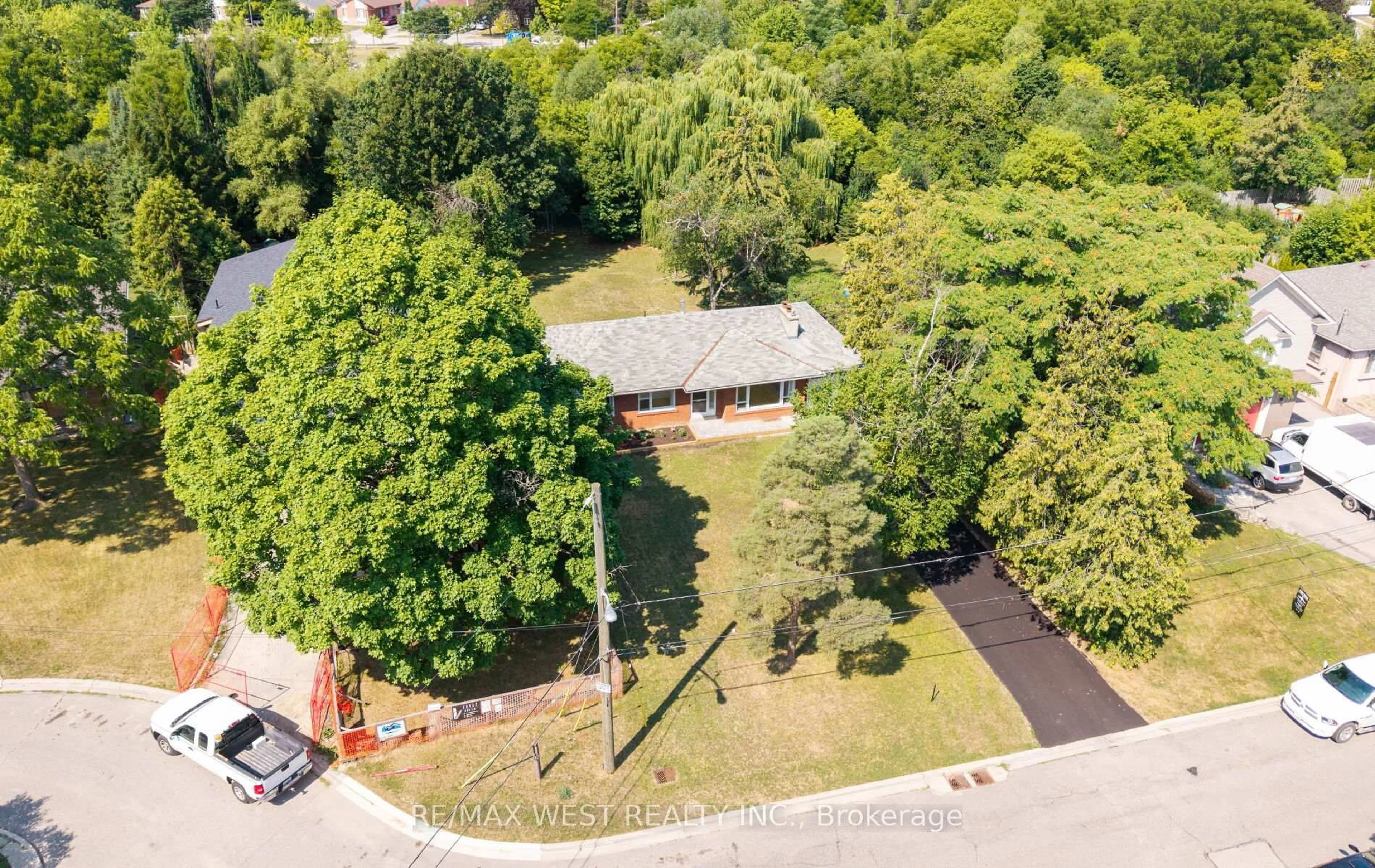 A pic from outside/outdoor area/front of a property/back of a property/a pic from drone, street for 23 Waltham Dr, Toronto Ontario M9V 1S6