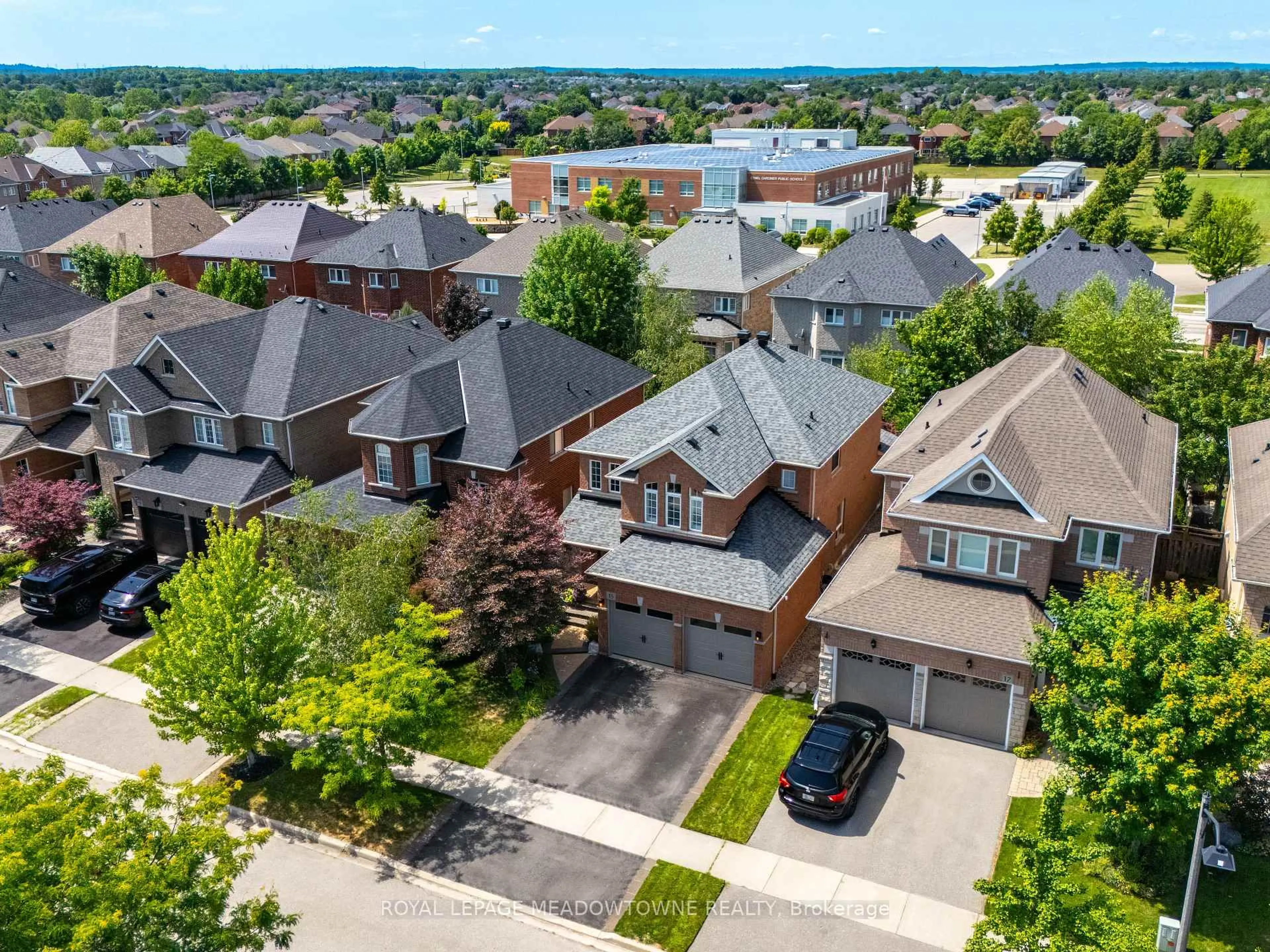 A pic from outside/outdoor area/front of a property/back of a property/a pic from drone, street for 15 Milfoil St, Halton Hills Ontario L7G 6L9