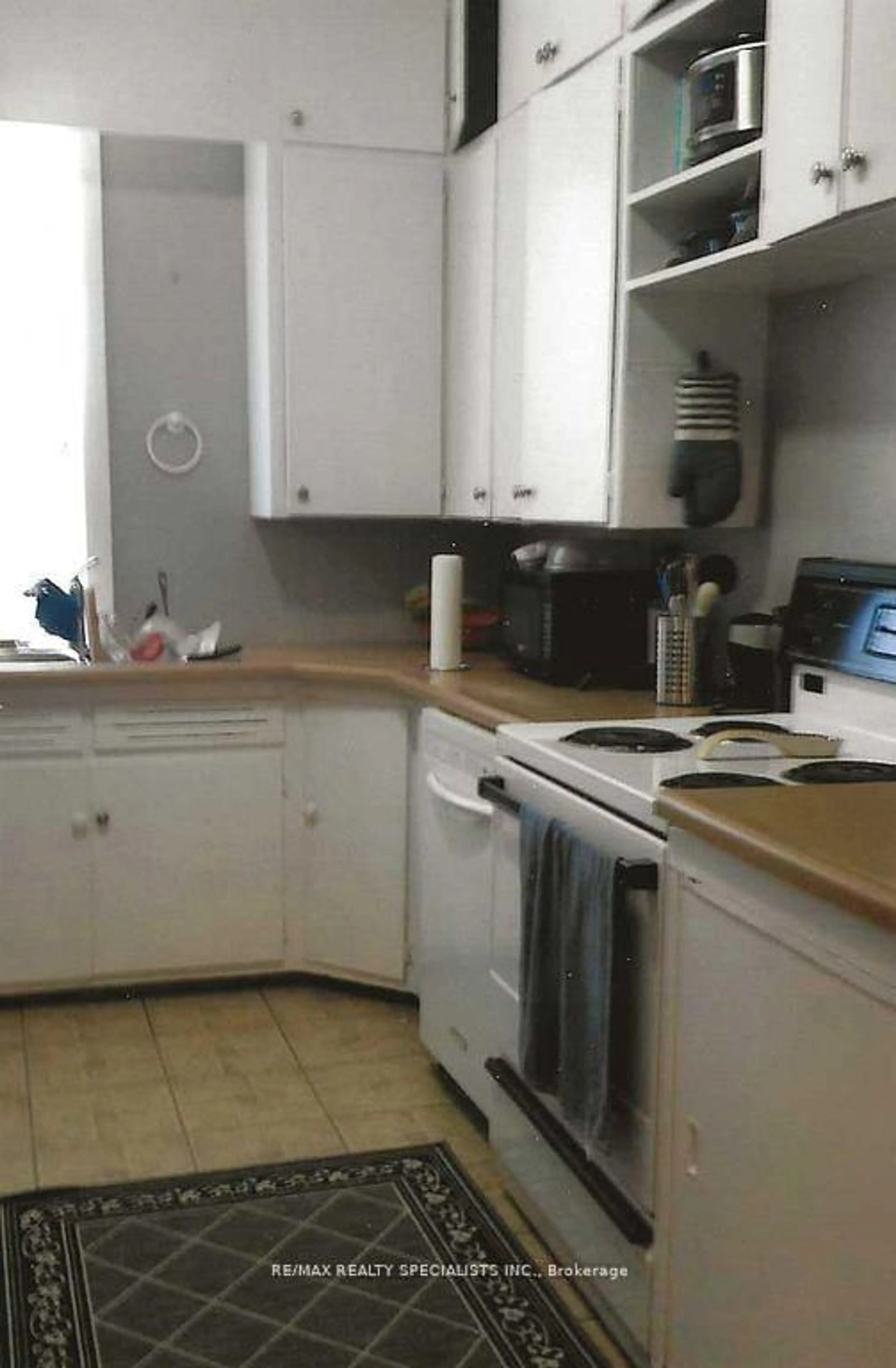 Standard kitchen, unknown for 16 Wellington St, Brampton Ontario L6W 1Y2