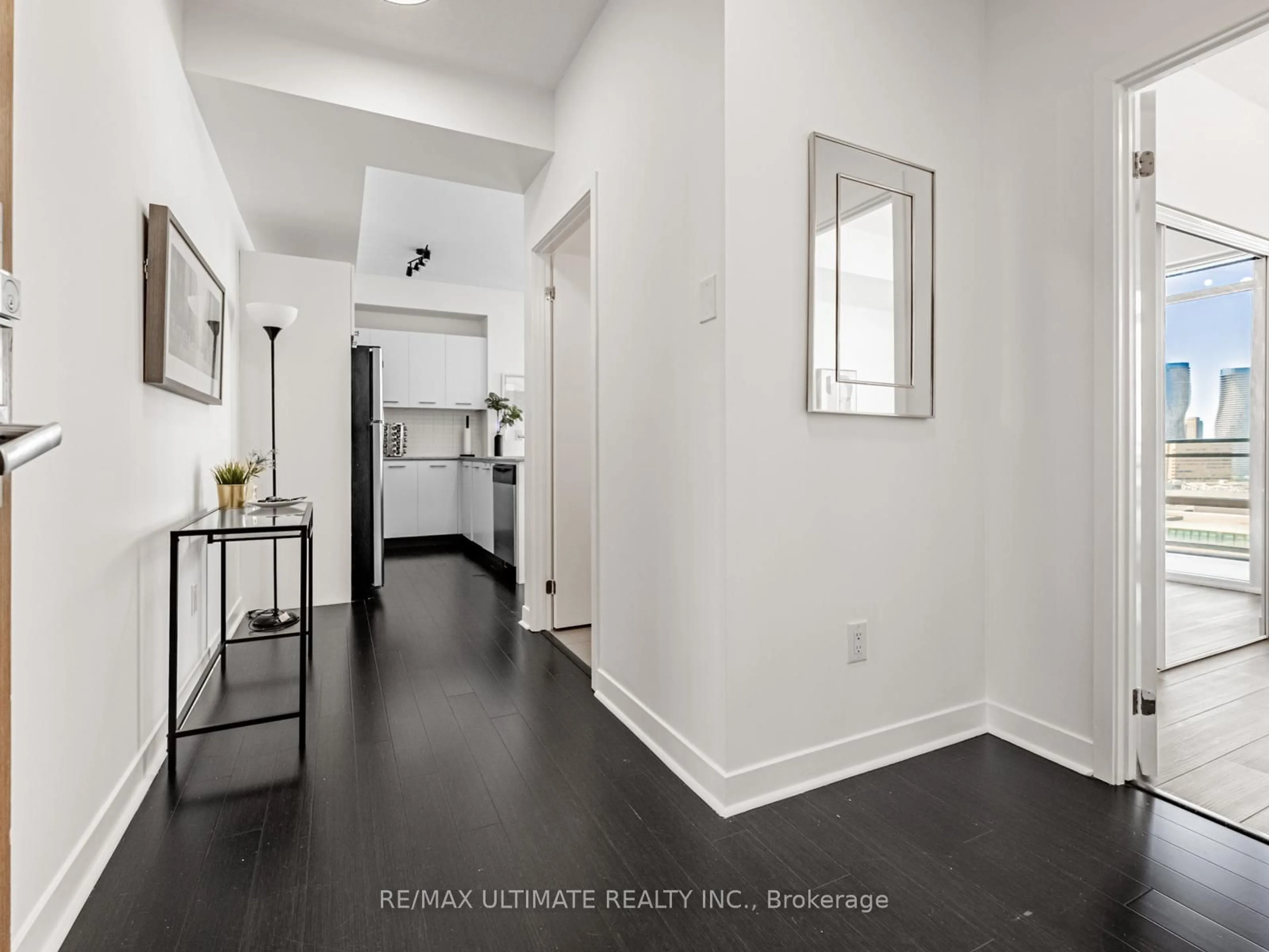 Indoor entryway for 360 Square One Dr #1211, Mississauga Ontario L5B 0G7