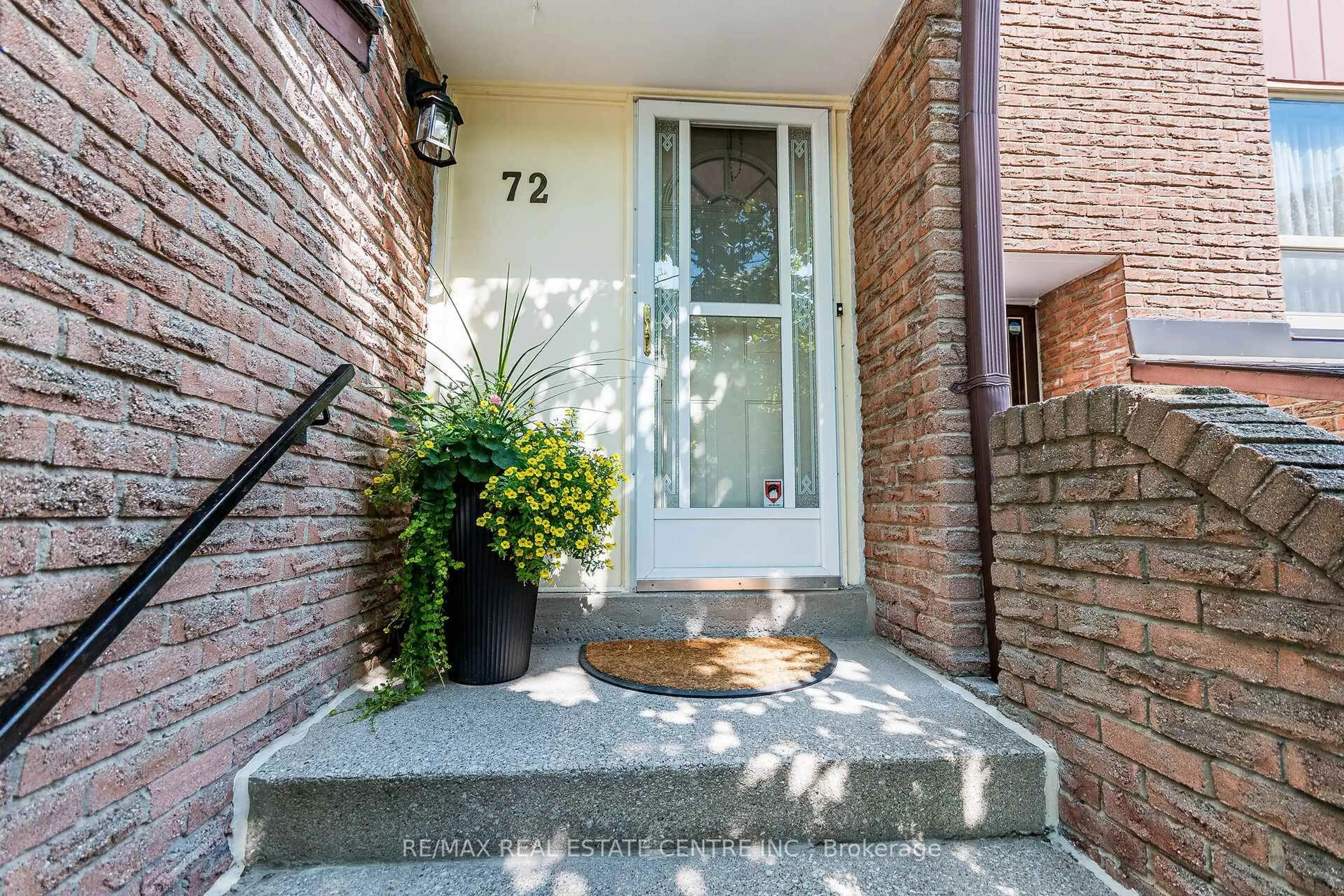 Indoor entryway for 1221 Dundix Rd, Mississauga Ontario L4Y 3Y9