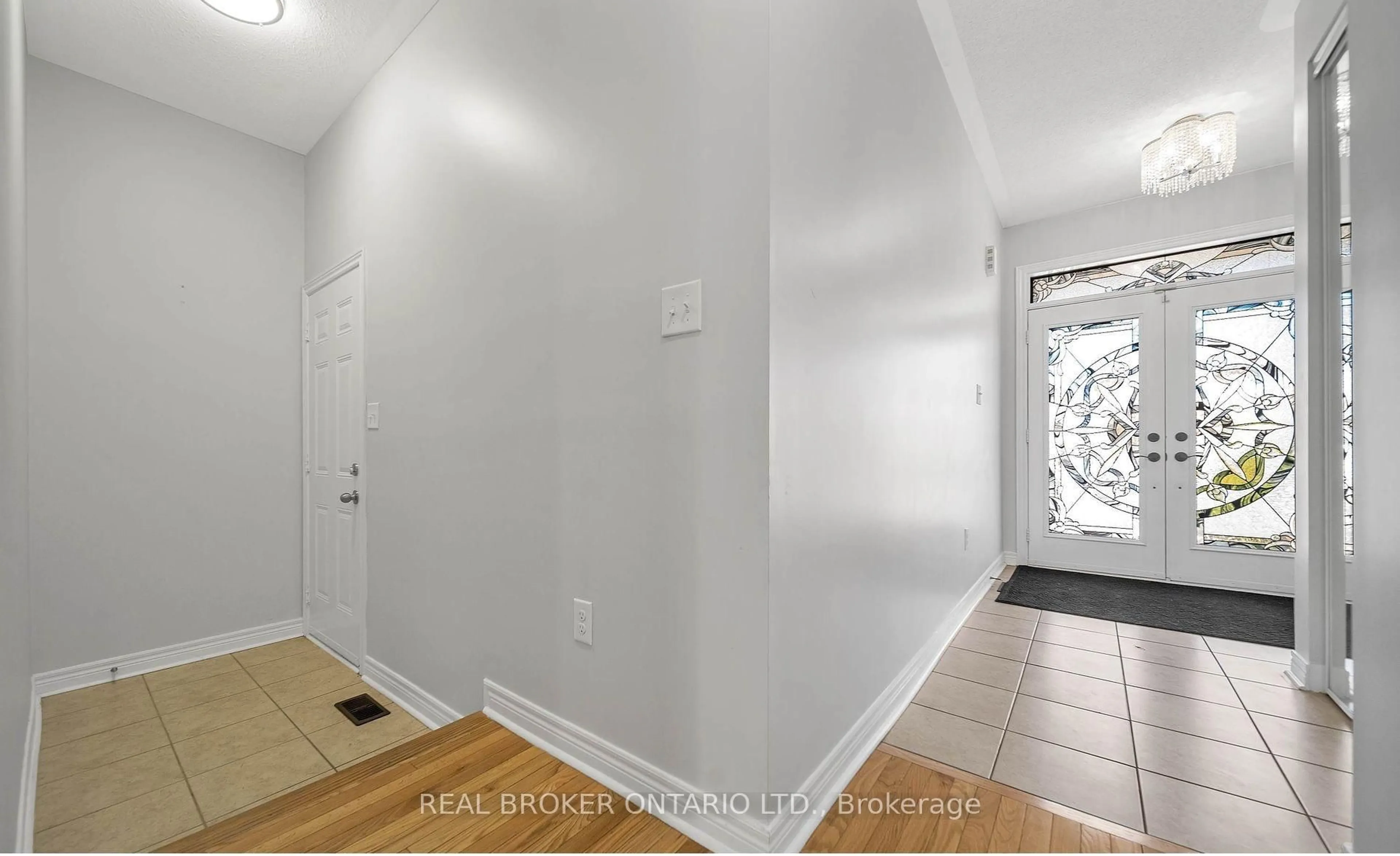 Indoor entryway for 7402 Saint Barbara Blvd, Mississauga Ontario L5W 0C3