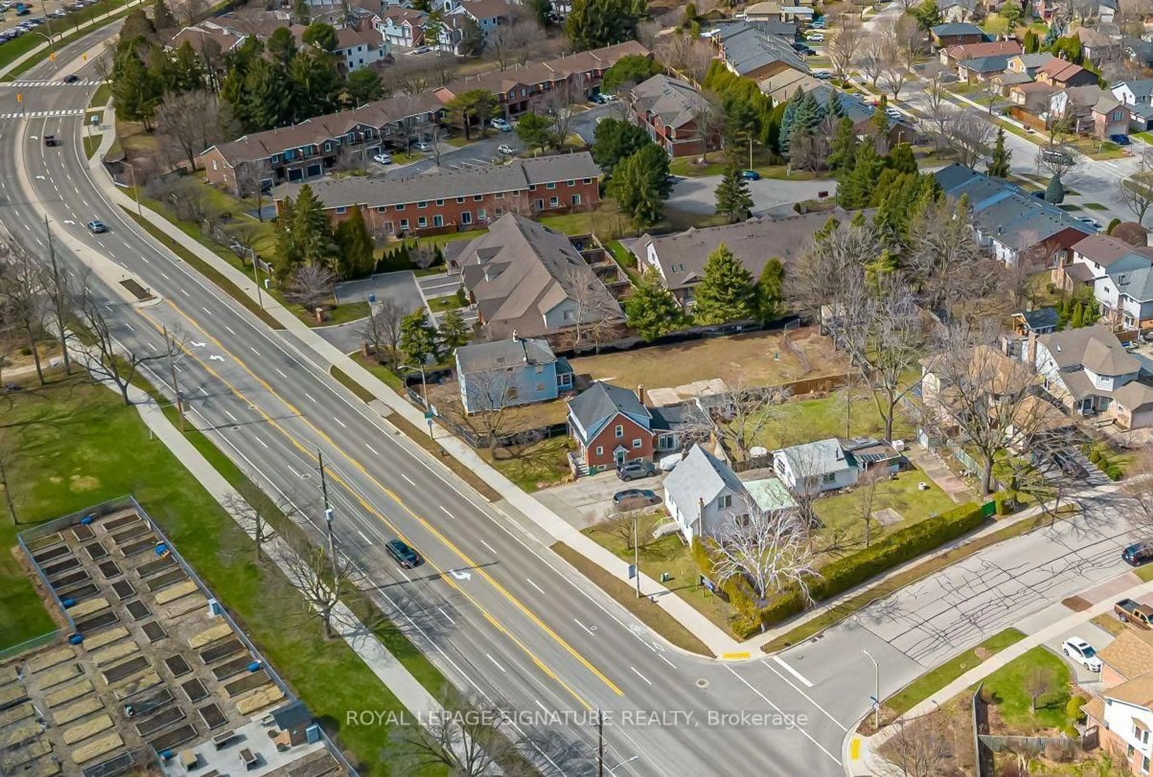 A pic from outside/outdoor area/front of a property/back of a property/a pic from drone, street for 759 Maple Ave, Burlington Ontario L7S 2K1