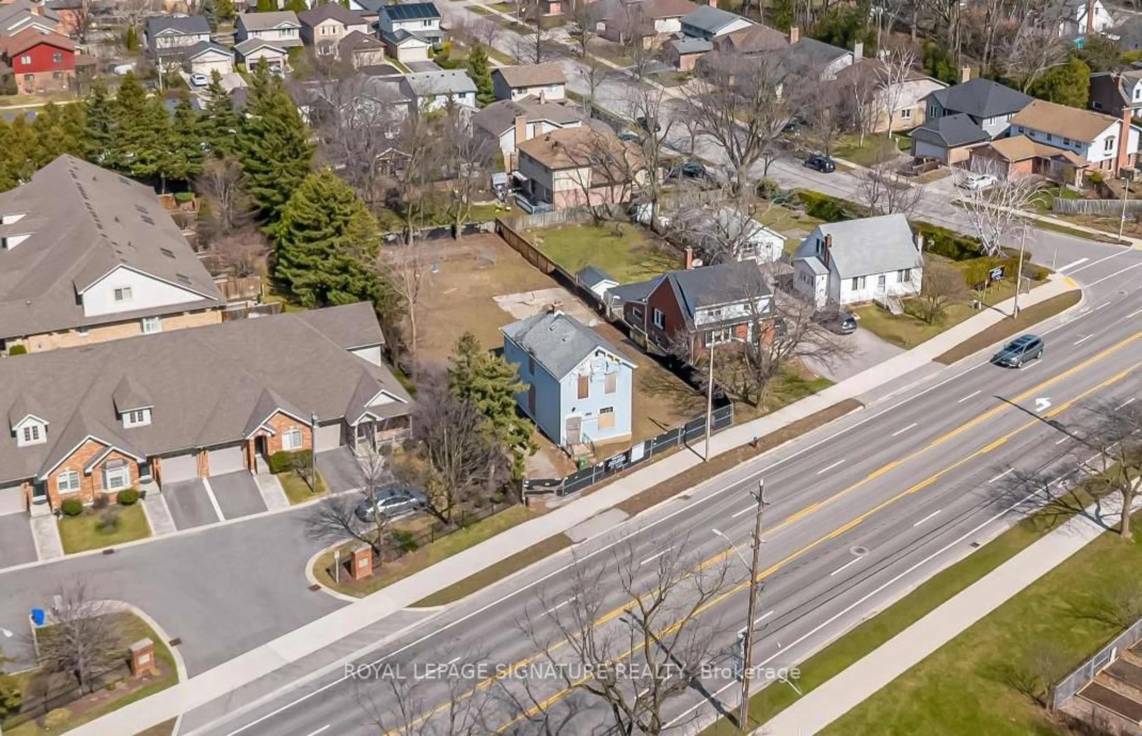 A pic from outside/outdoor area/front of a property/back of a property/a pic from drone, street for 759 Maple Ave, Burlington Ontario L7S 2K1