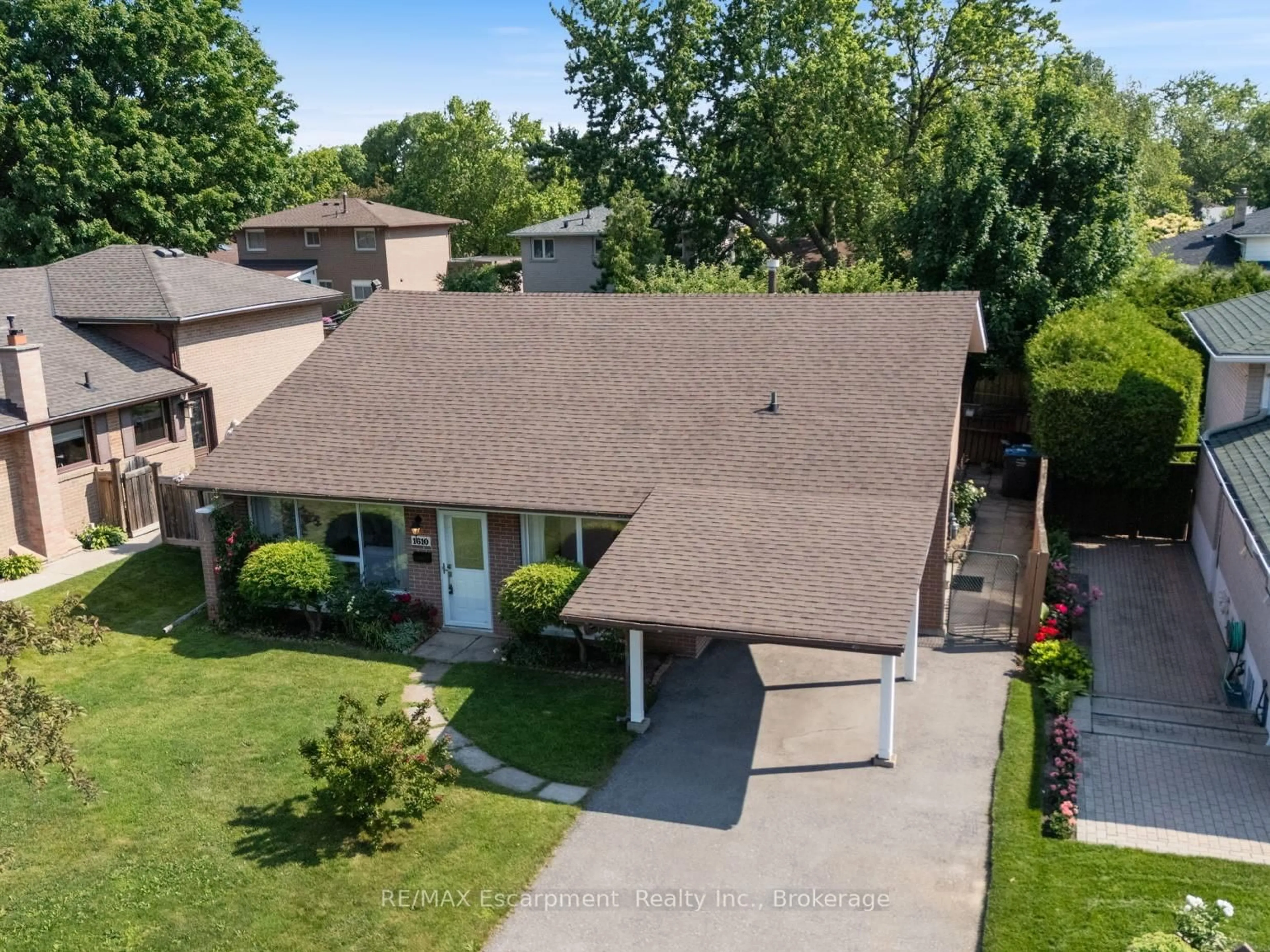 A pic from outside/outdoor area/front of a property/back of a property/a pic from drone, street for 1610 Hobbs Cres, Mississauga Ontario L5J 3R9