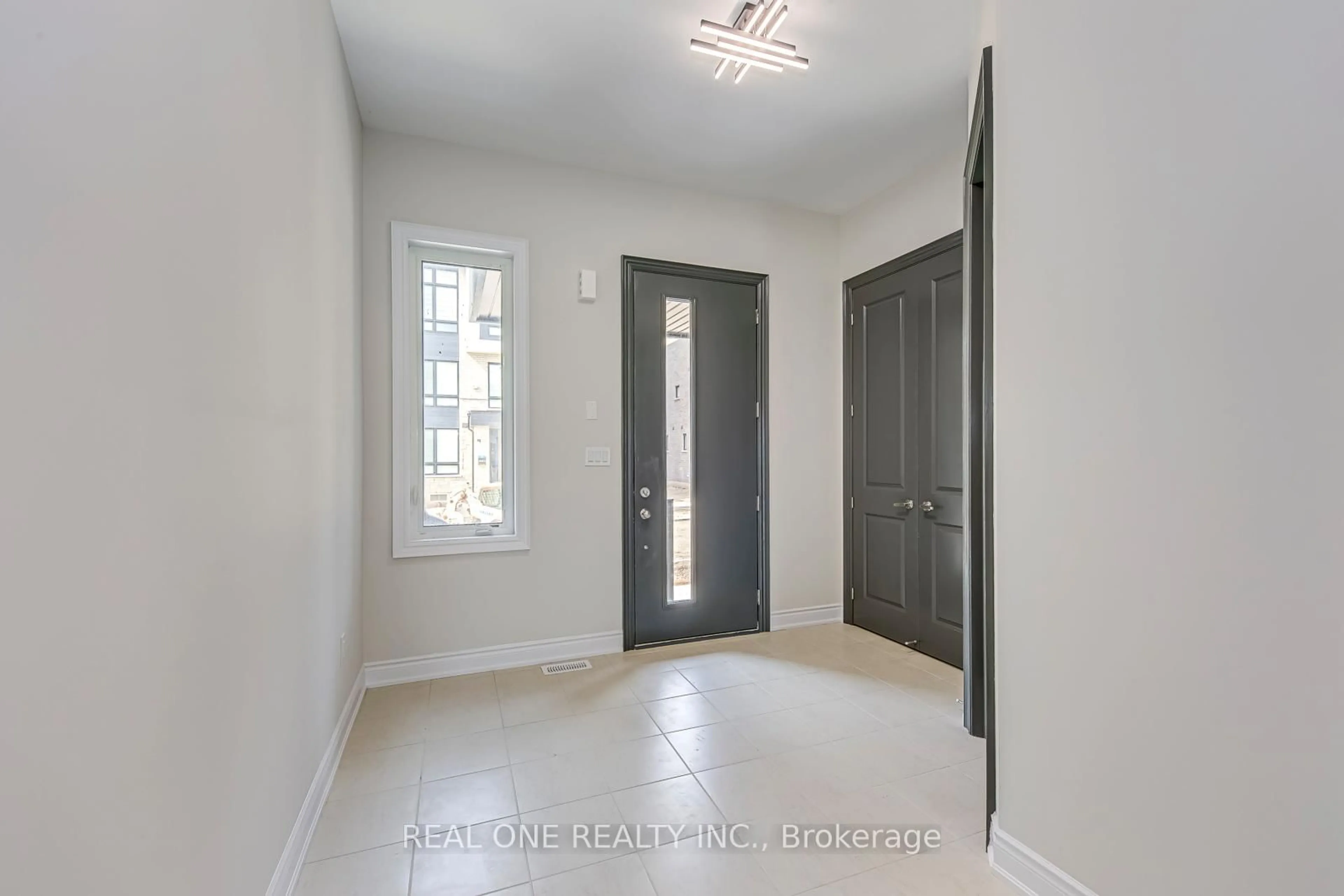 Indoor entryway for 3103 Perkins Way, Oakville Ontario L6H 7Z5
