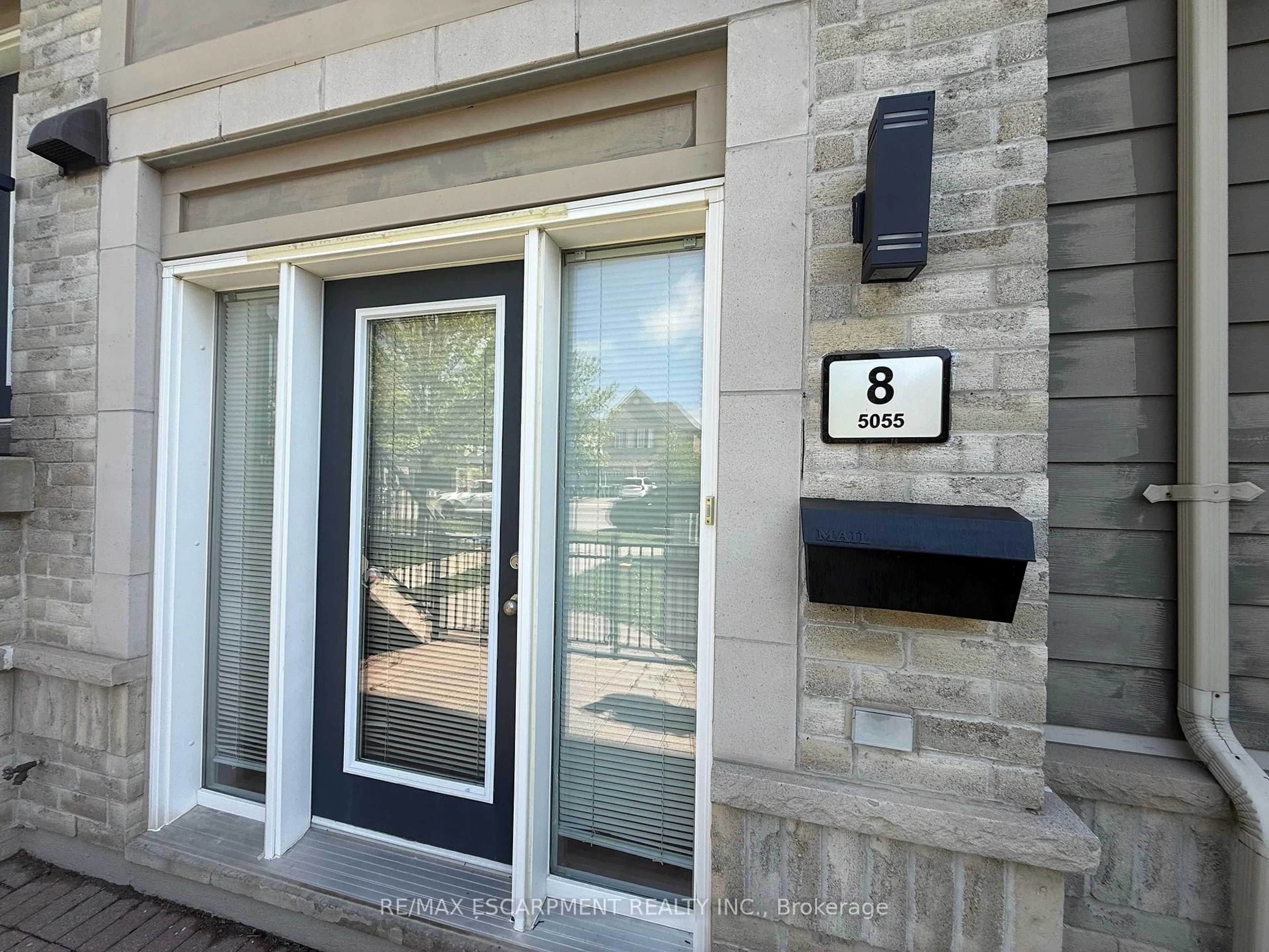 Indoor entryway for 5055 Oscar Peterson Blvd #8, Mississauga Ontario L5M 0P4