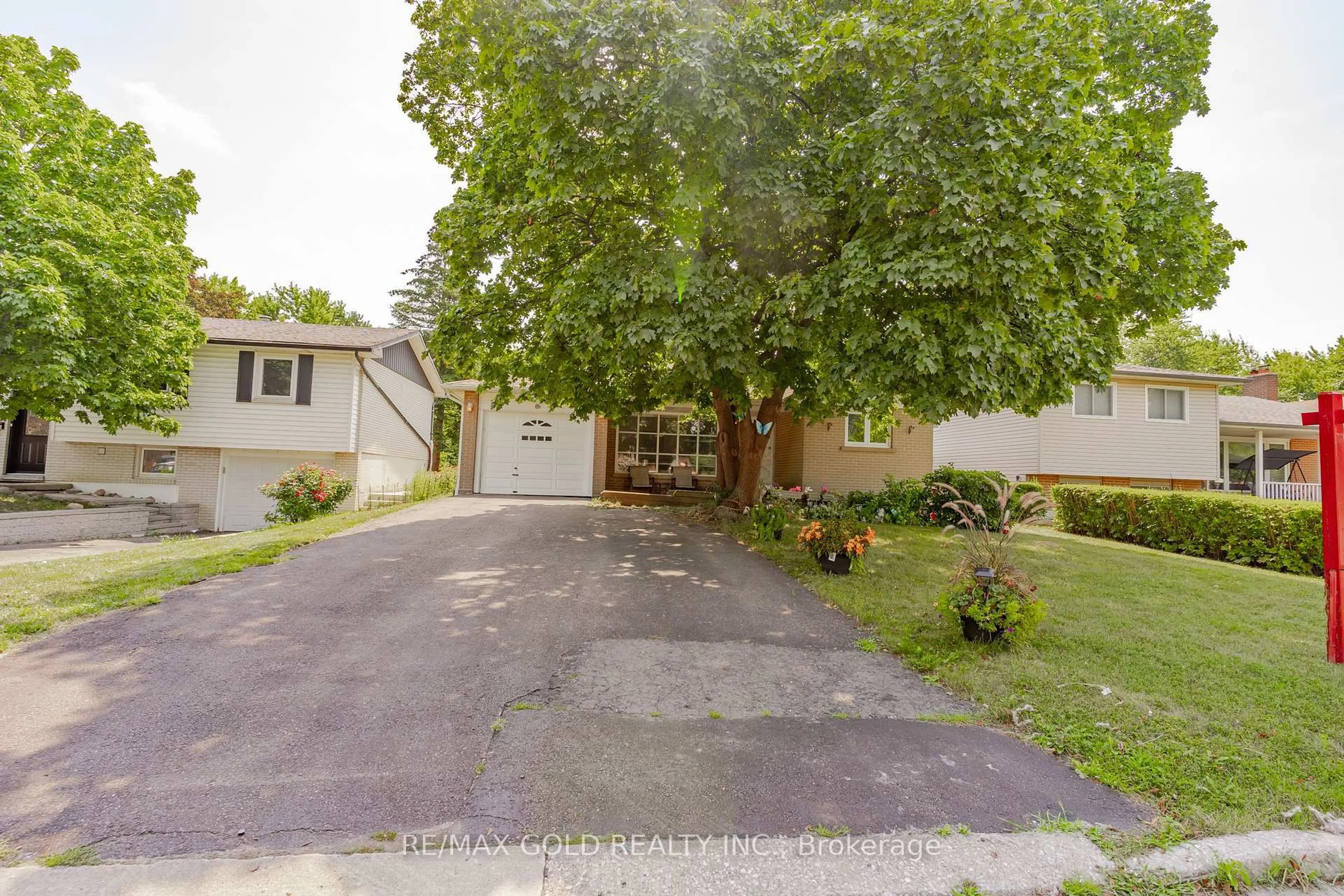 A pic from outside/outdoor area/front of a property/back of a property/a pic from drone, street for 16 Drury Cres, Brampton Ontario L6T 1L2