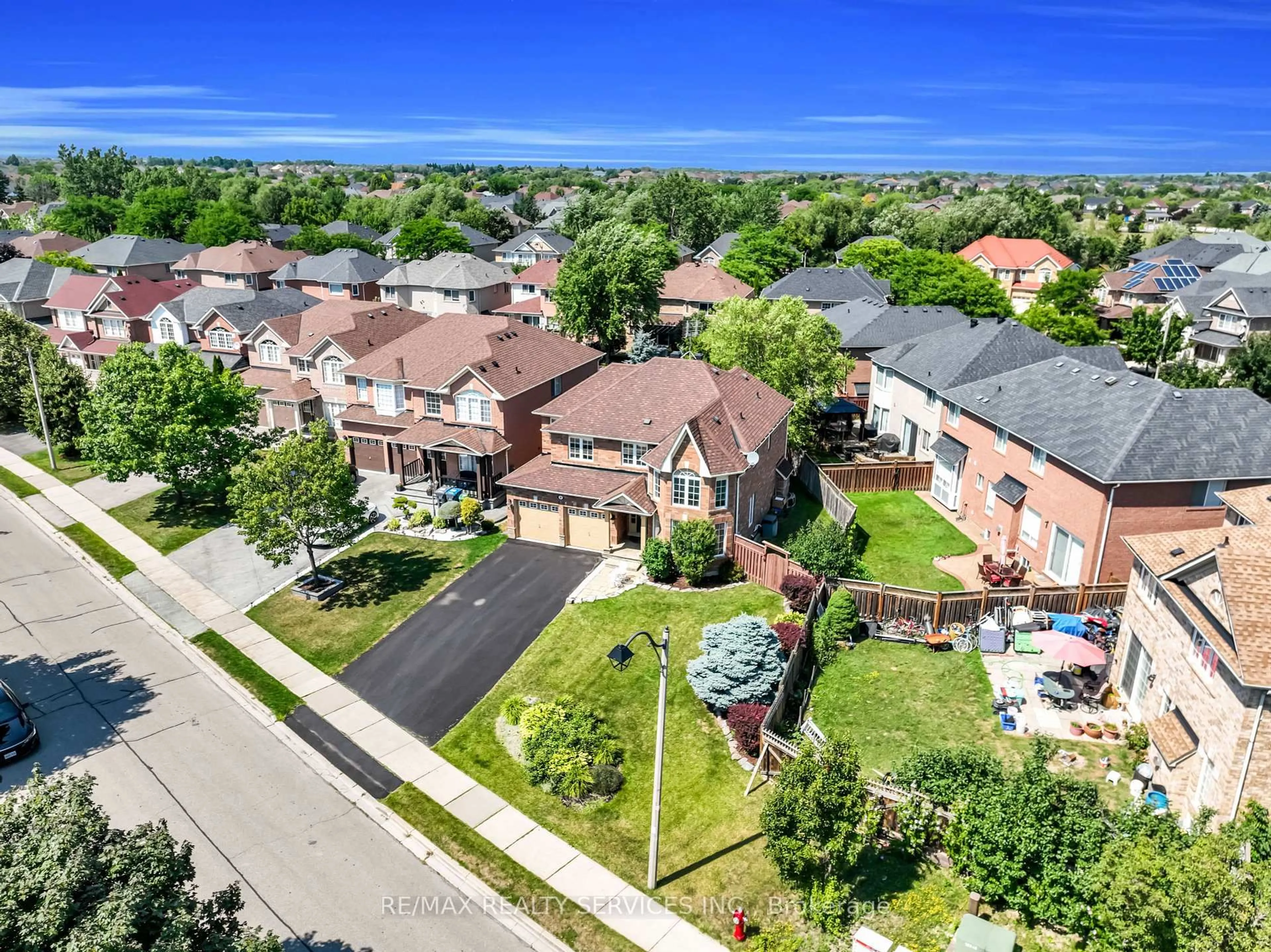A pic from outside/outdoor area/front of a property/back of a property/a pic from drone, street for 86 Whitwell Dr, Brampton Ontario L6P 1E3