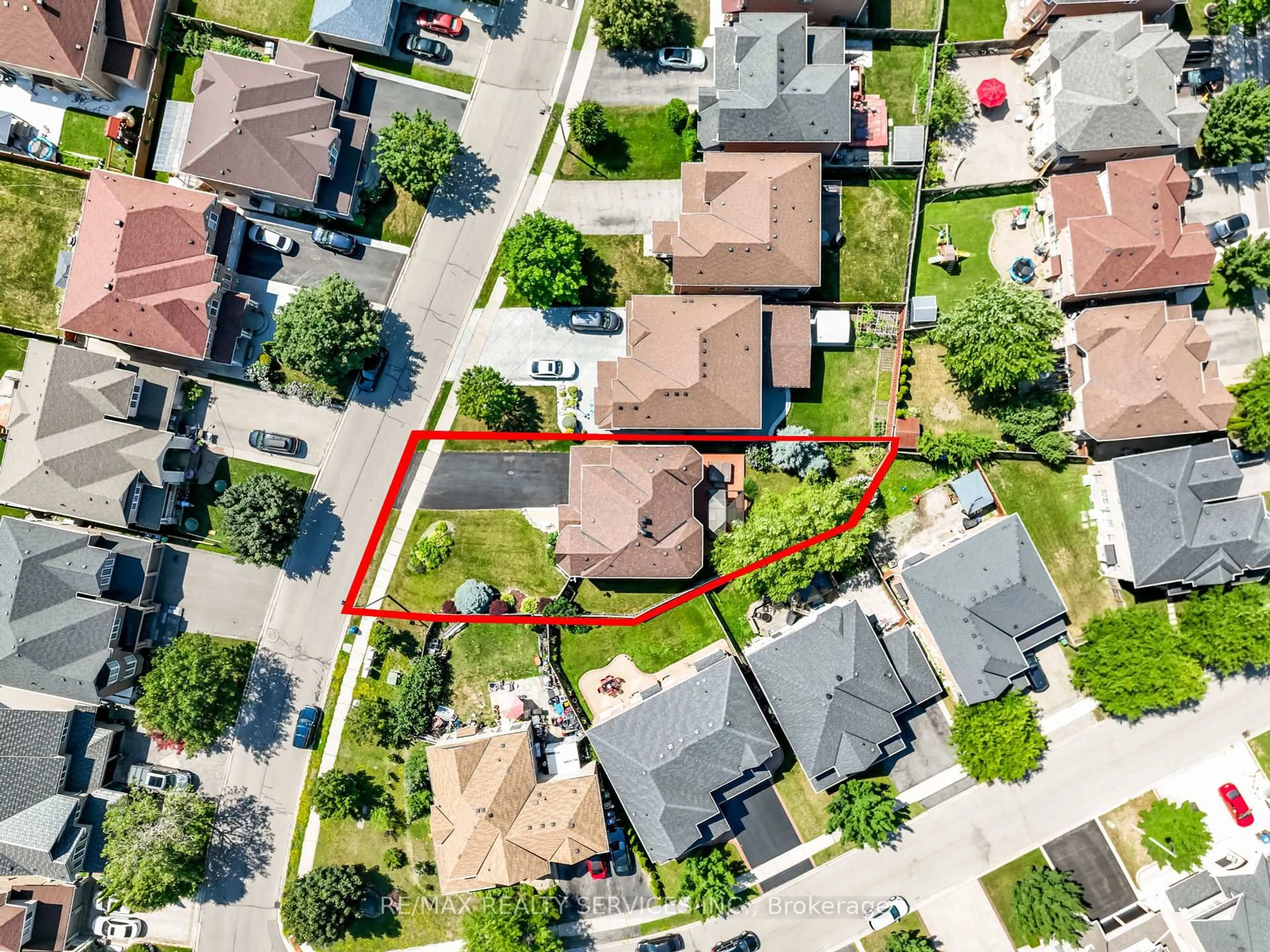 A pic from outside/outdoor area/front of a property/back of a property/a pic from drone, street for 86 Whitwell Dr, Brampton Ontario L6P 1E3