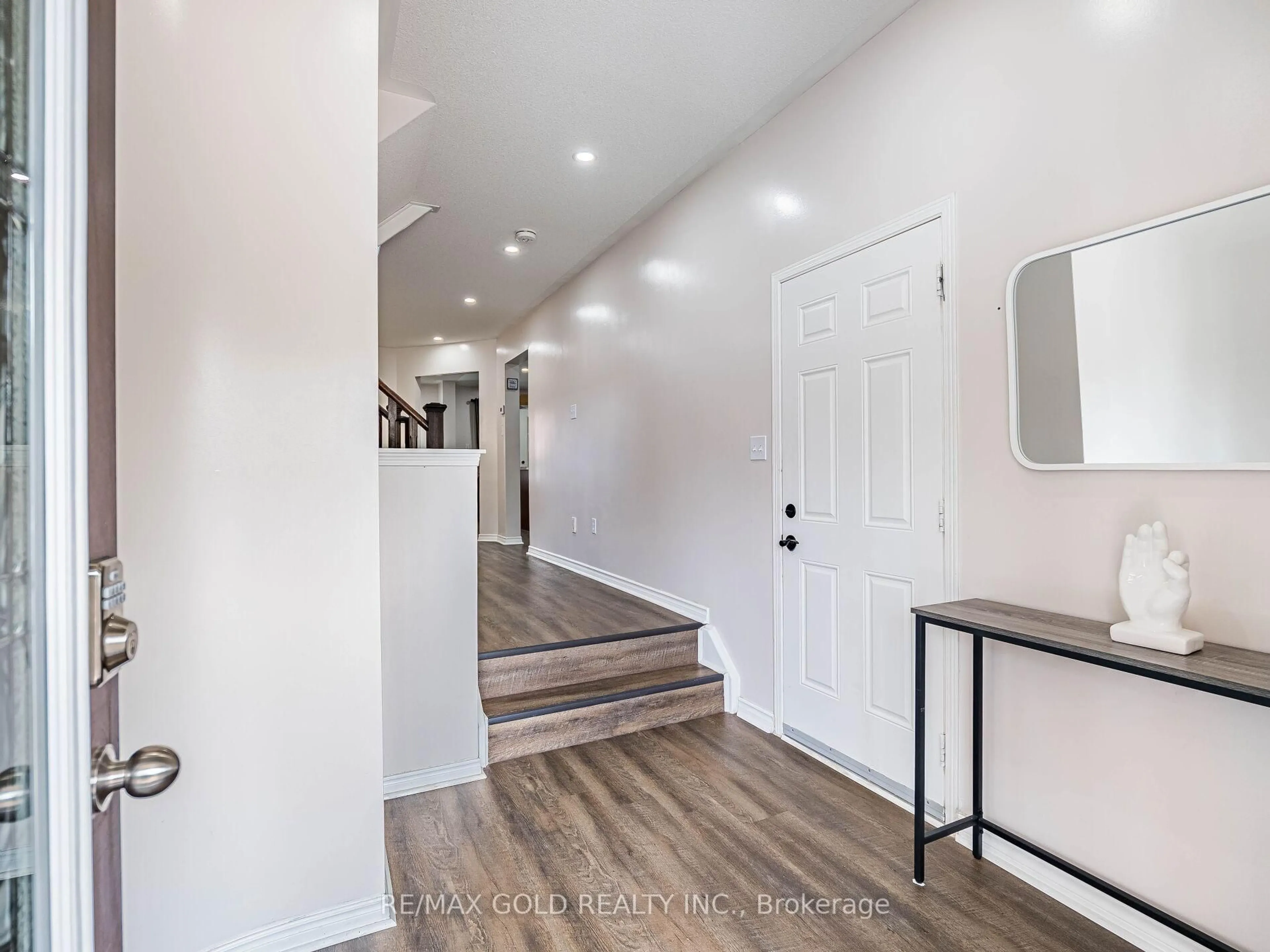 Indoor entryway for 15 Albery Rd, Brampton Ontario L7A 0K7