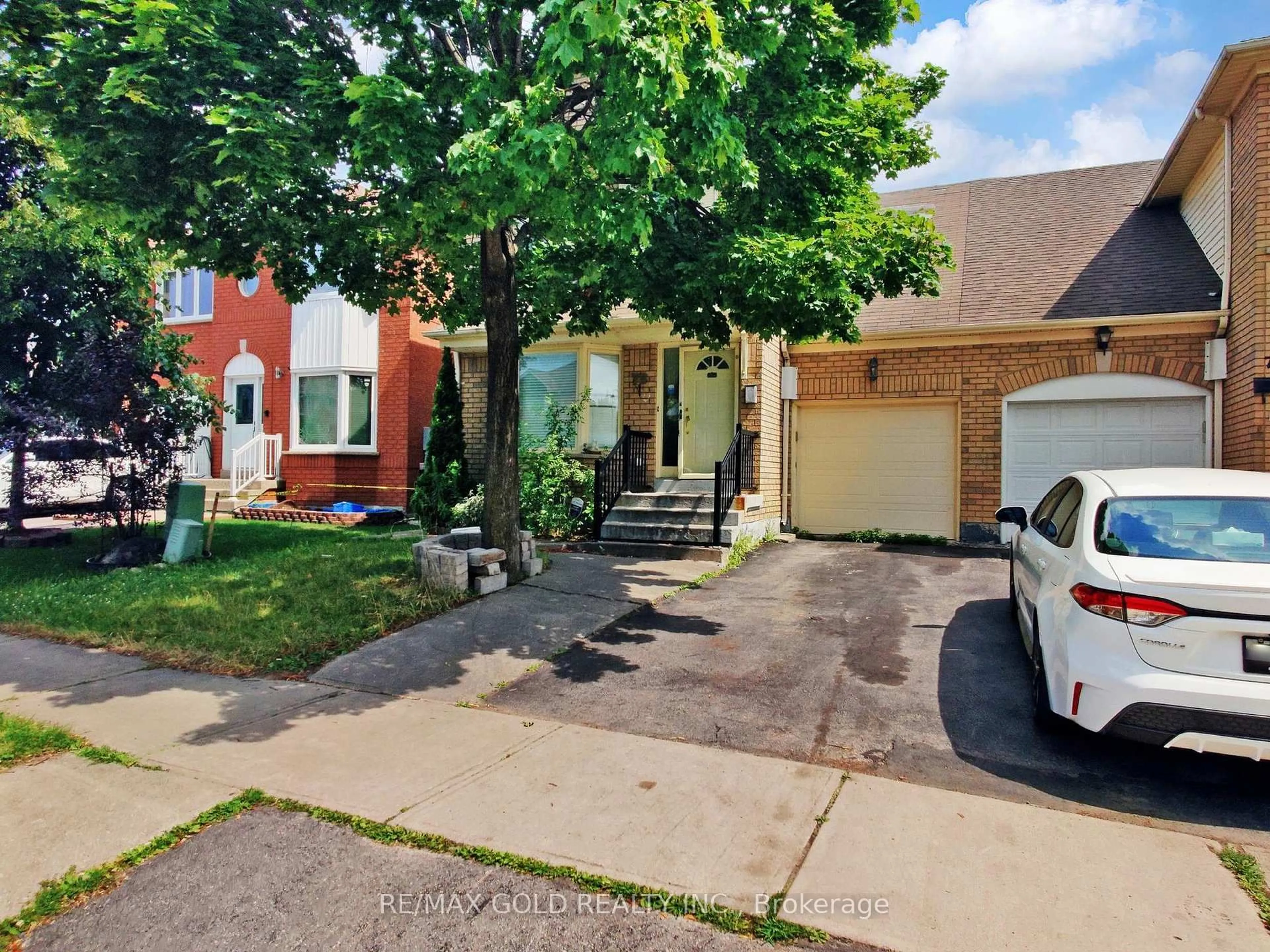 A pic from outside/outdoor area/front of a property/back of a property/a pic from drone, street for 78 Fern Valley Cres, Brampton Ontario L6R 1K5