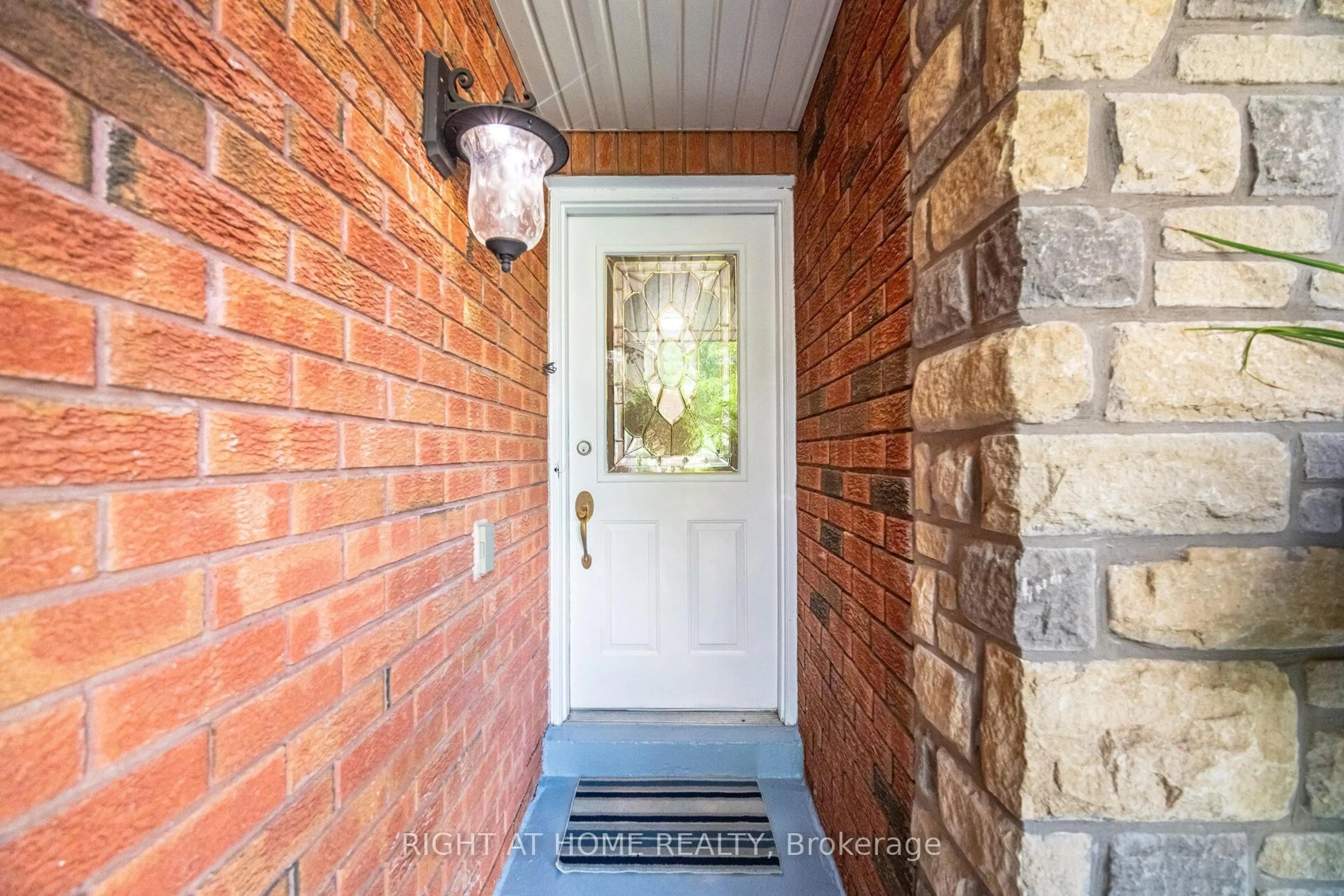 Indoor entryway for 325 Harrowsmith Dr, Mississauga Ontario L5R 1P9