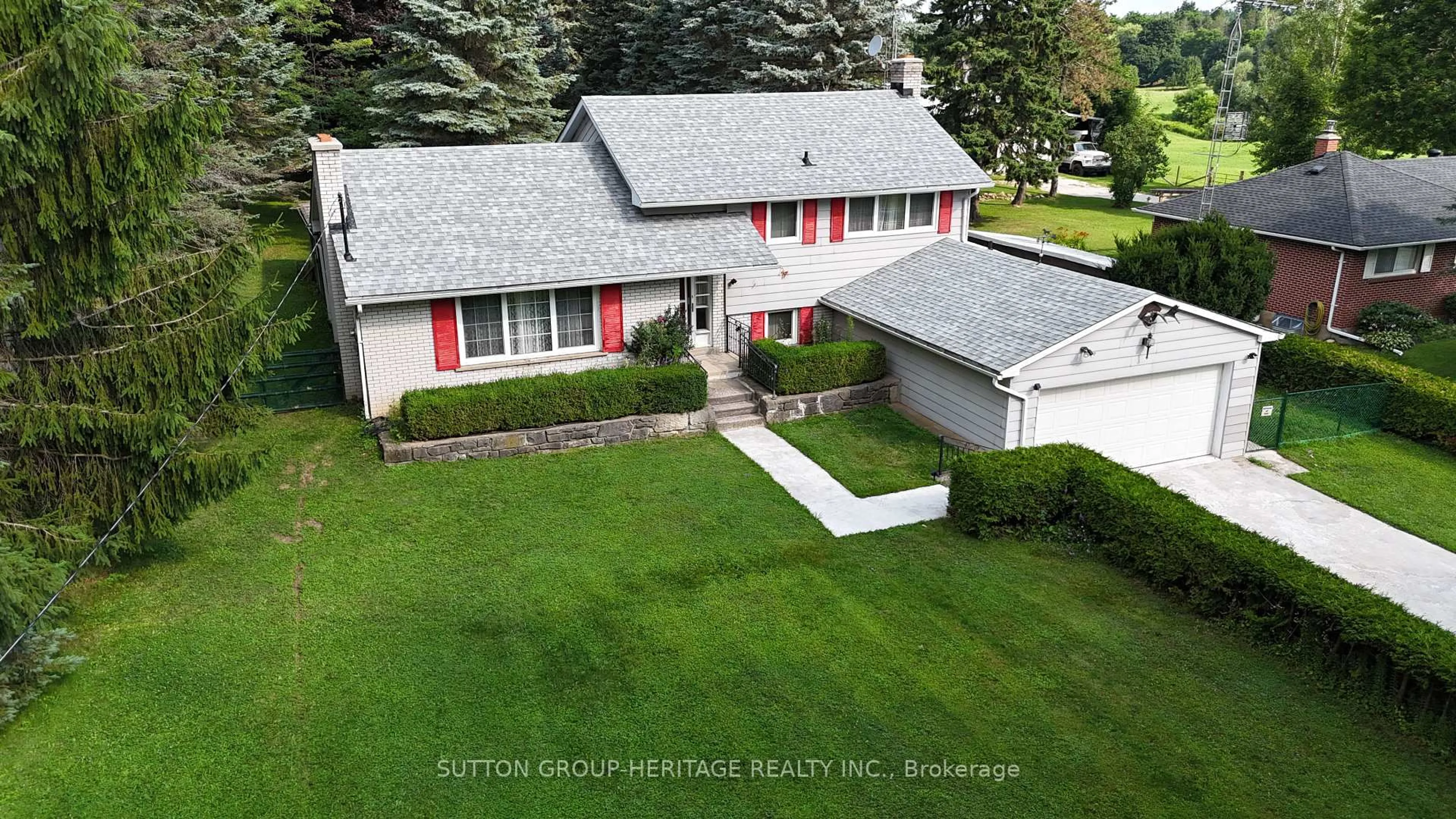 A pic from outside/outdoor area/front of a property/back of a property/a pic from drone, street for 922 The Grange Sdrd, Caledon Ontario L7K 1G5