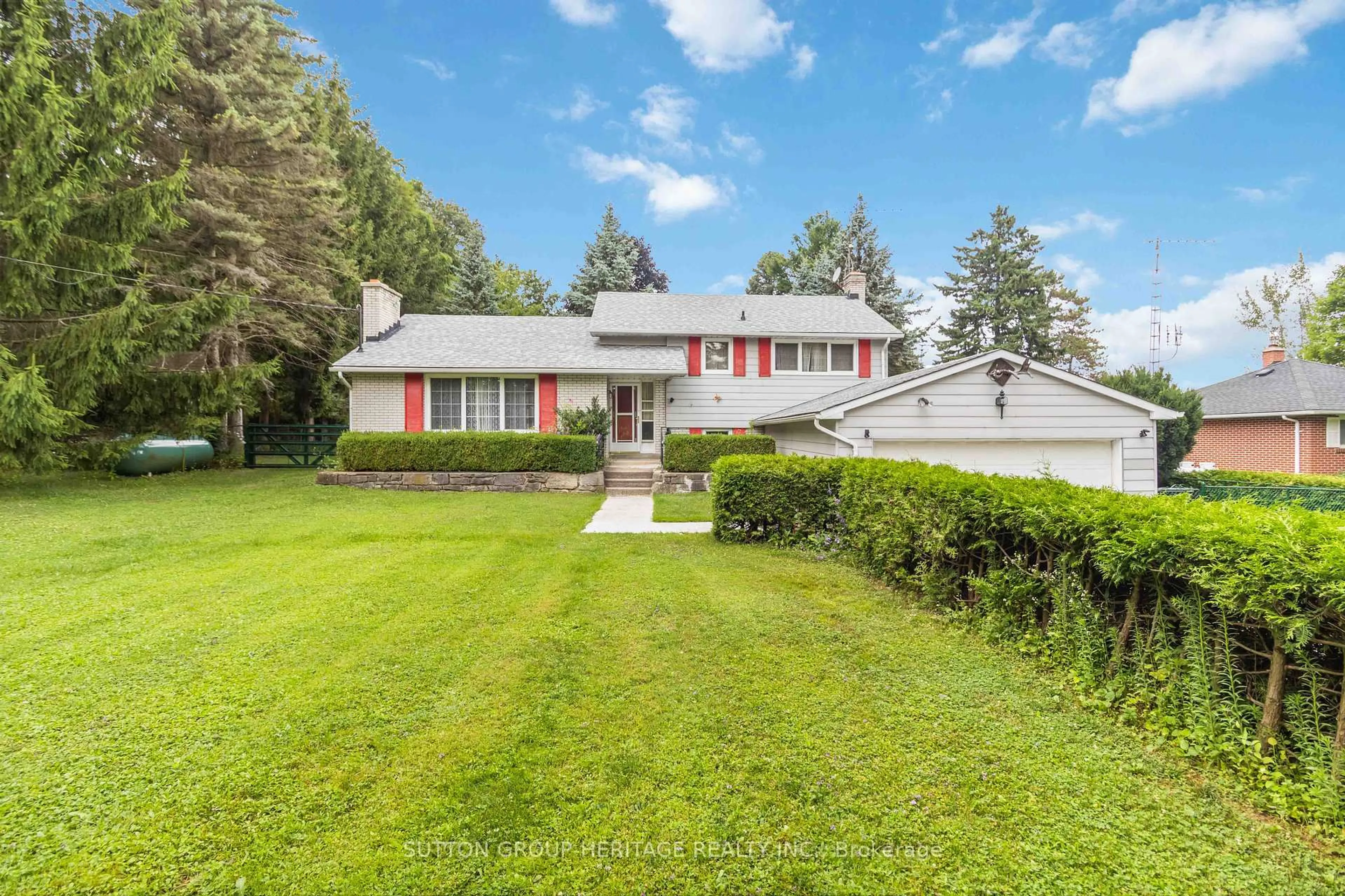 A pic from outside/outdoor area/front of a property/back of a property/a pic from drone, street for 922 The Grange Sdrd, Caledon Ontario L7K 1G5