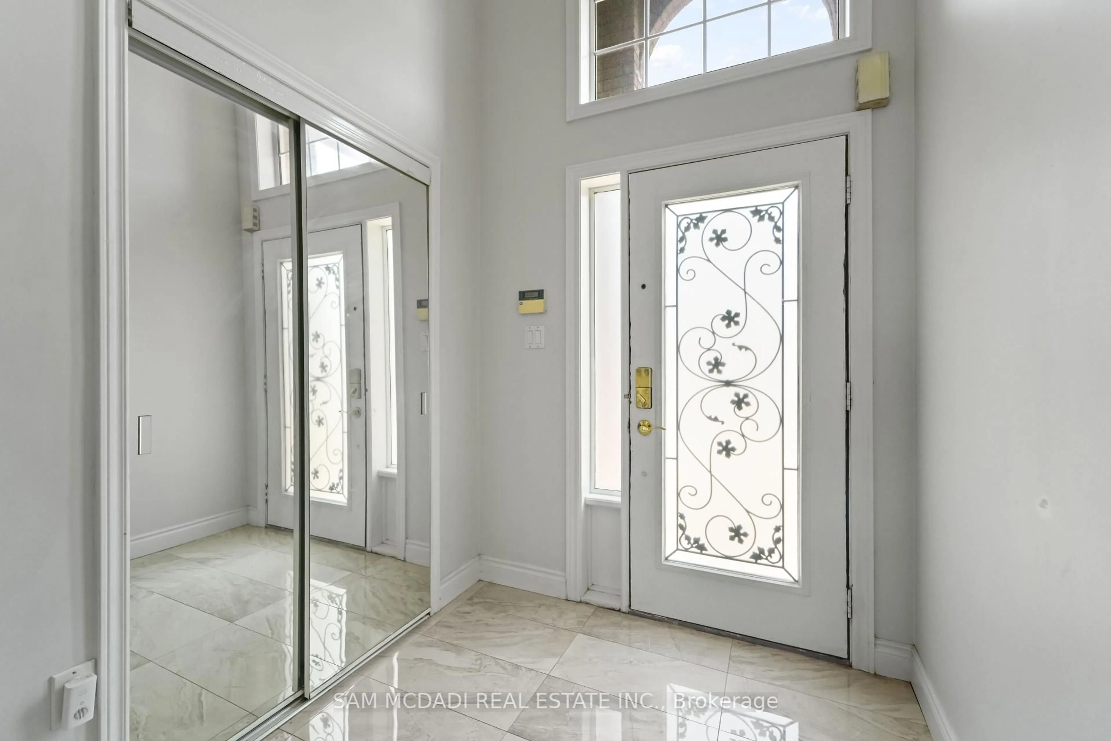 Indoor foyer for 2530 Nichols Dr, Oakville Ontario L6H 7L3