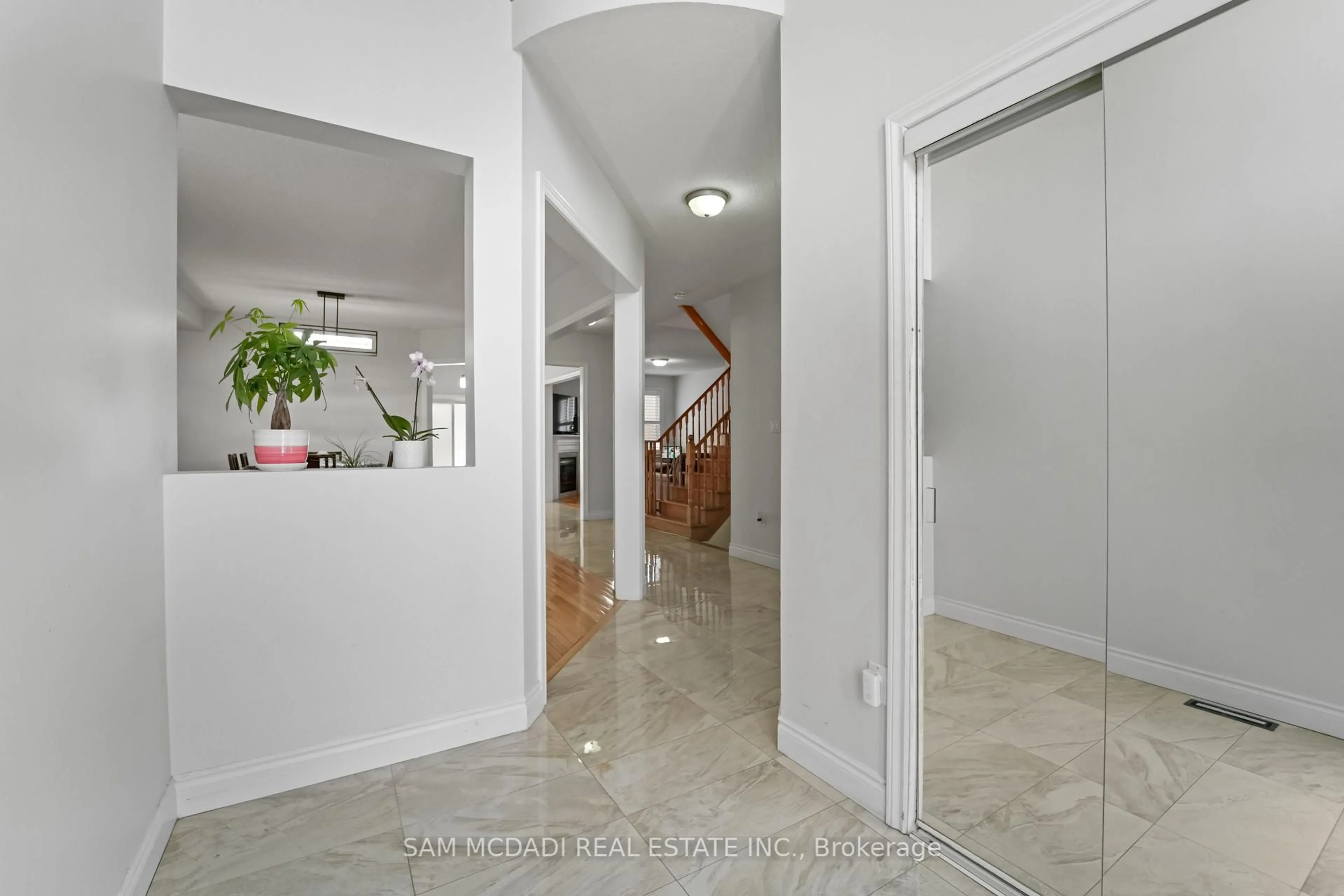 Indoor foyer for 2530 Nichols Dr, Oakville Ontario L6H 7L3
