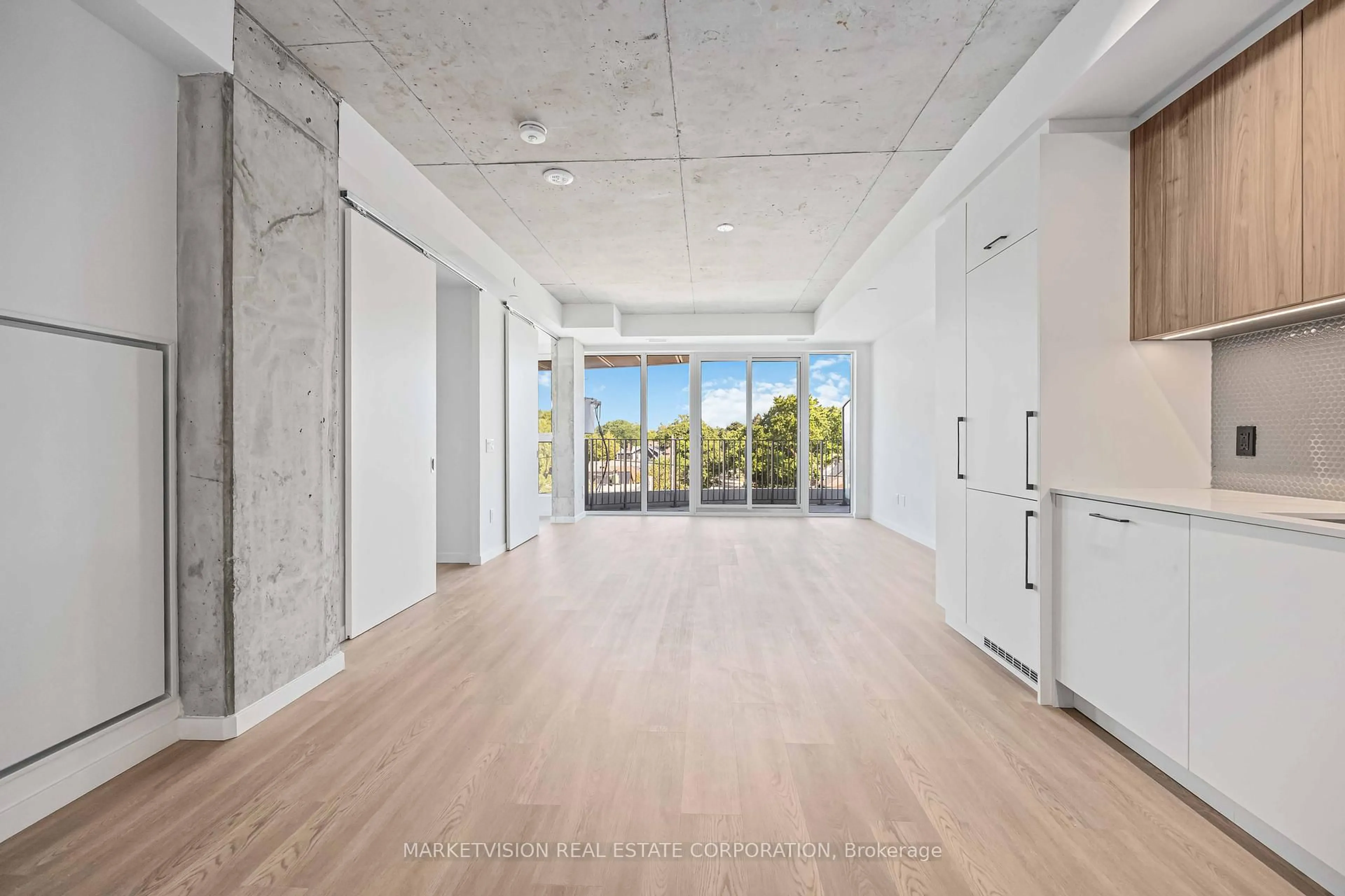 Indoor foyer for 689 The Queensway #413, Toronto Ontario M8Y 1L1