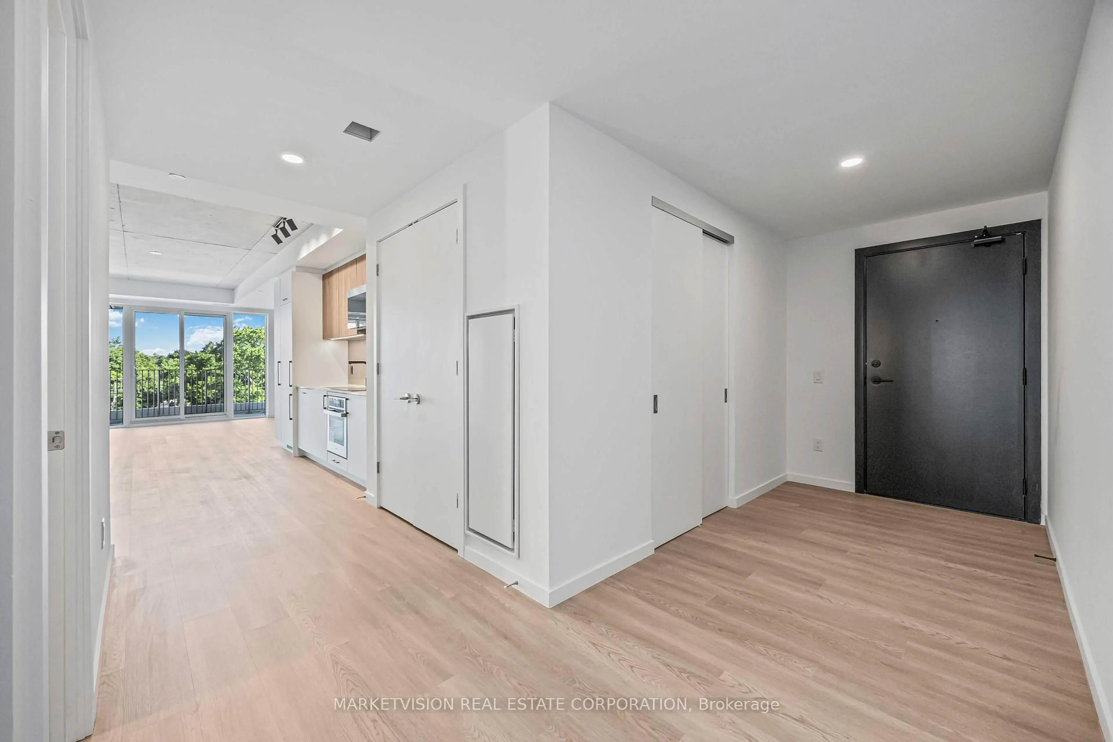 Indoor entryway for 689 The Queensway #413, Toronto Ontario M8Y 1L1