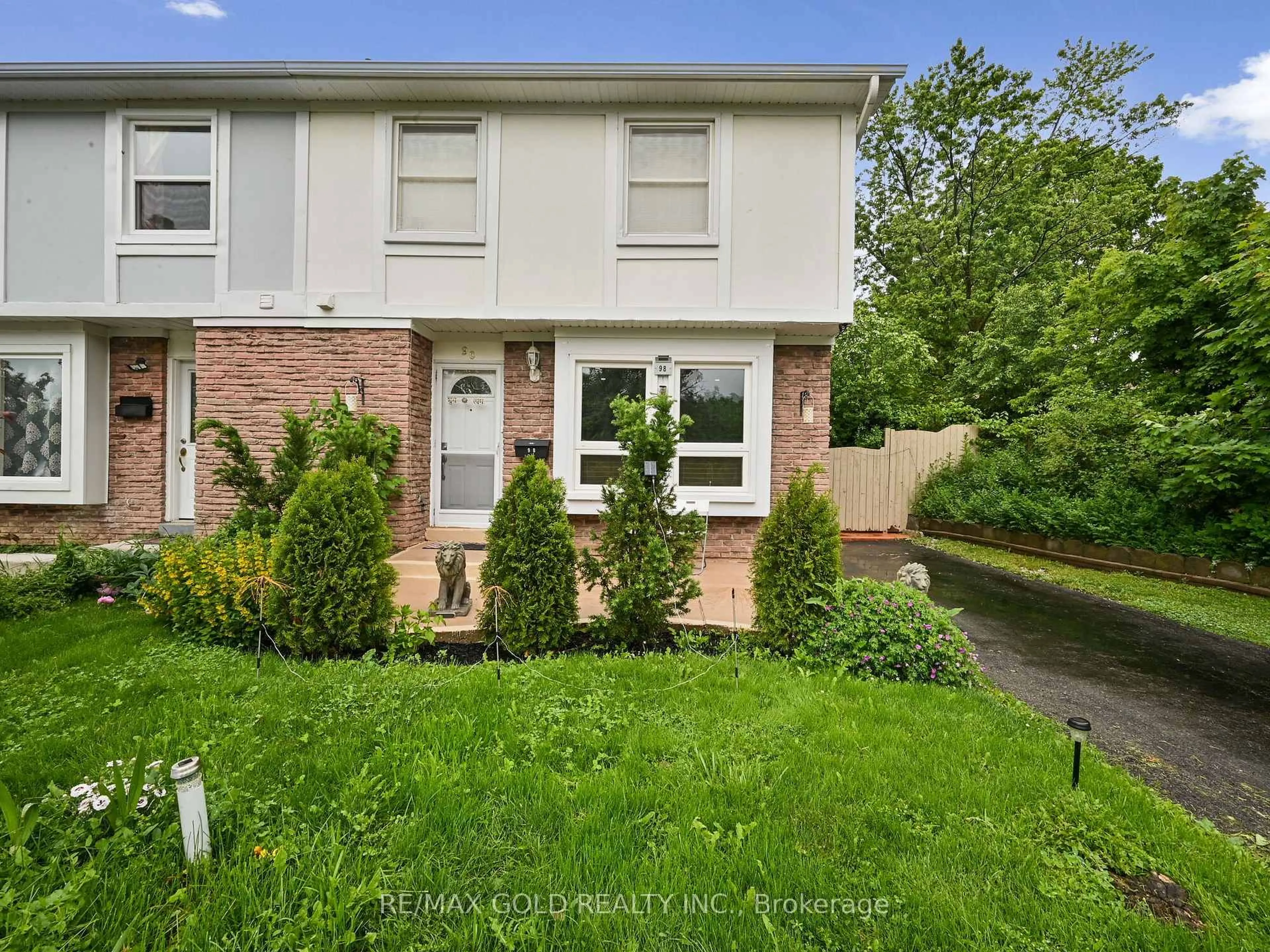 A pic from outside/outdoor area/front of a property/back of a property/a pic from drone, street for 98 Centre St, Brampton Ontario L6V 2Z3