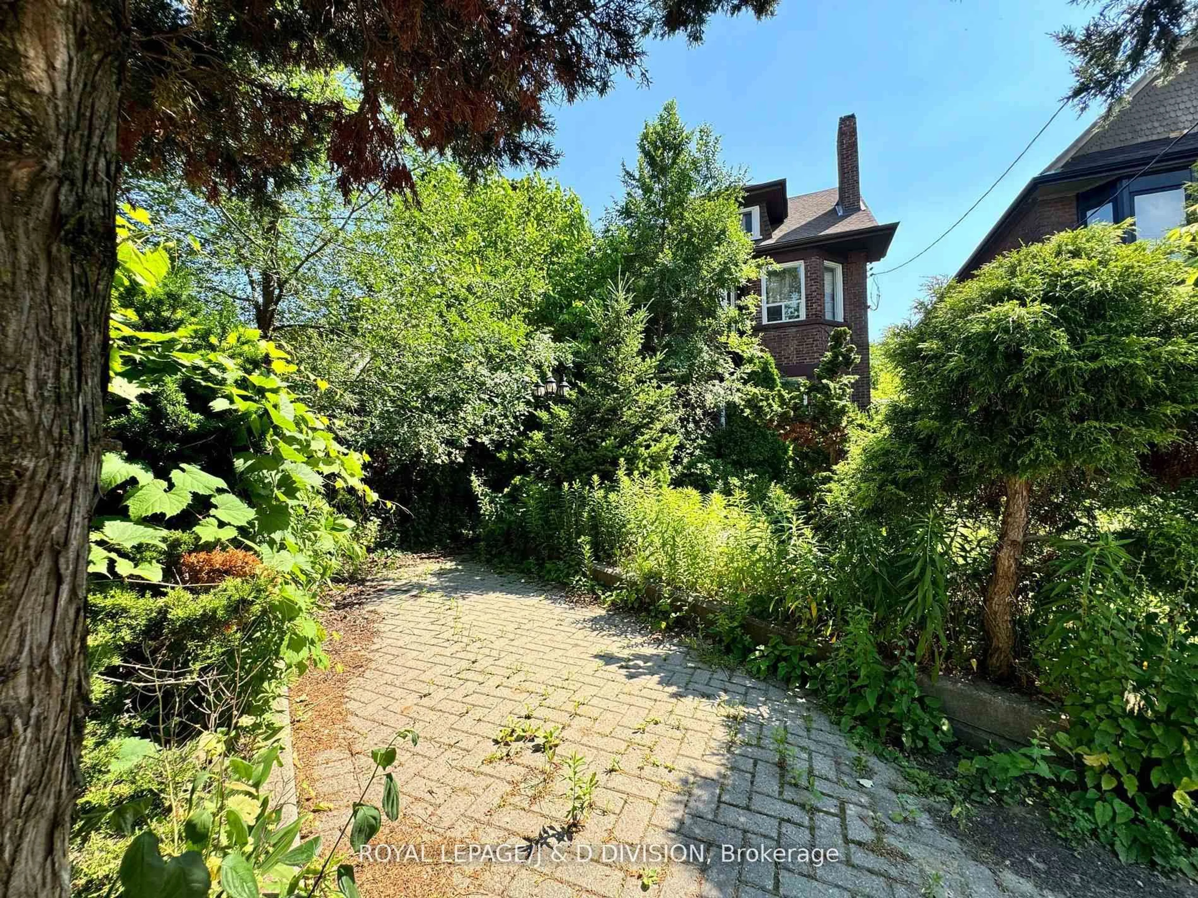 A pic from outside/outdoor area/front of a property/back of a property/a pic from drone, street for 165 High Park Ave, Toronto Ontario M6P 2S3