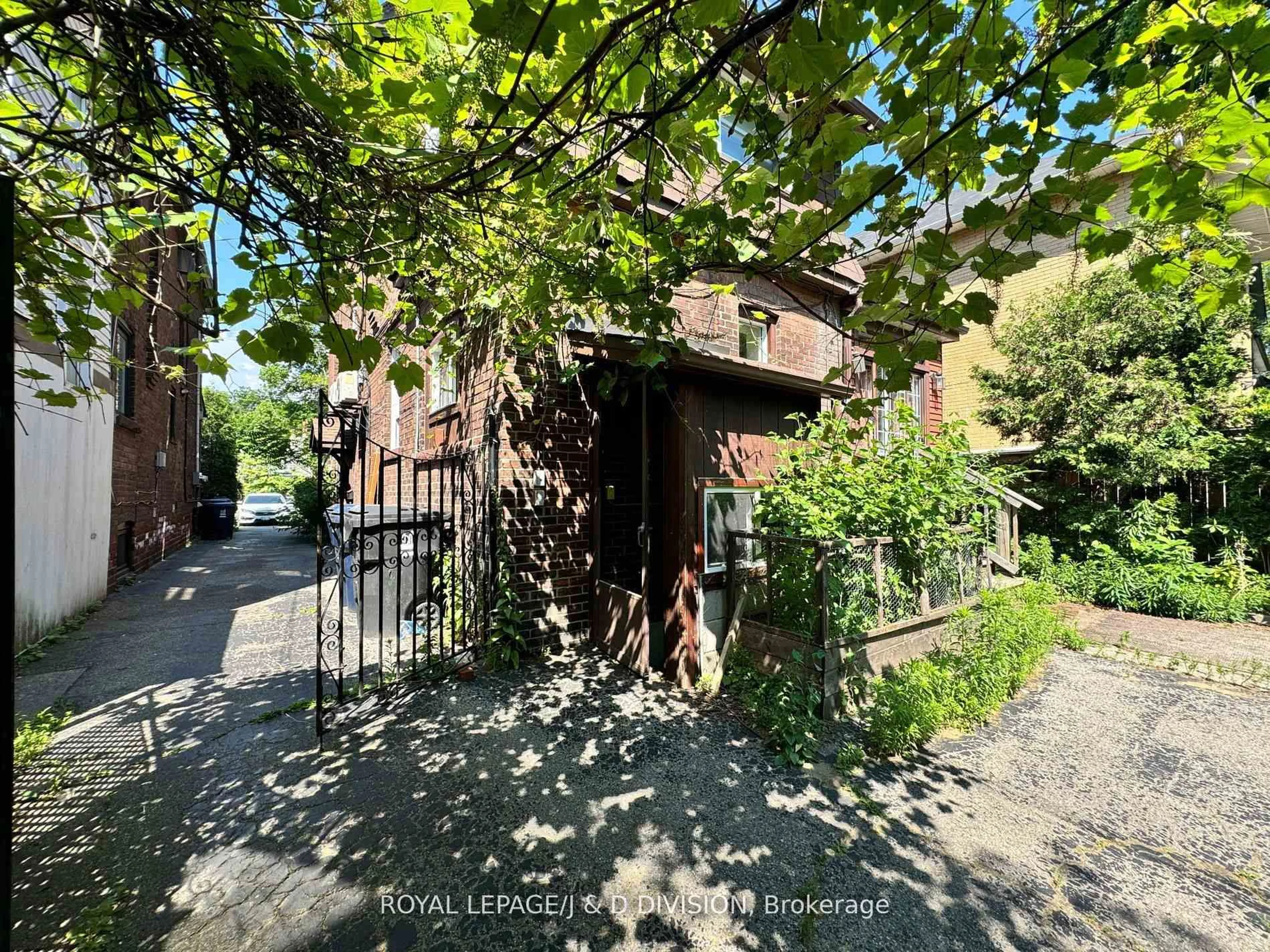 A pic from outside/outdoor area/front of a property/back of a property/a pic from drone, street for 165 High Park Ave, Toronto Ontario M6P 2S3