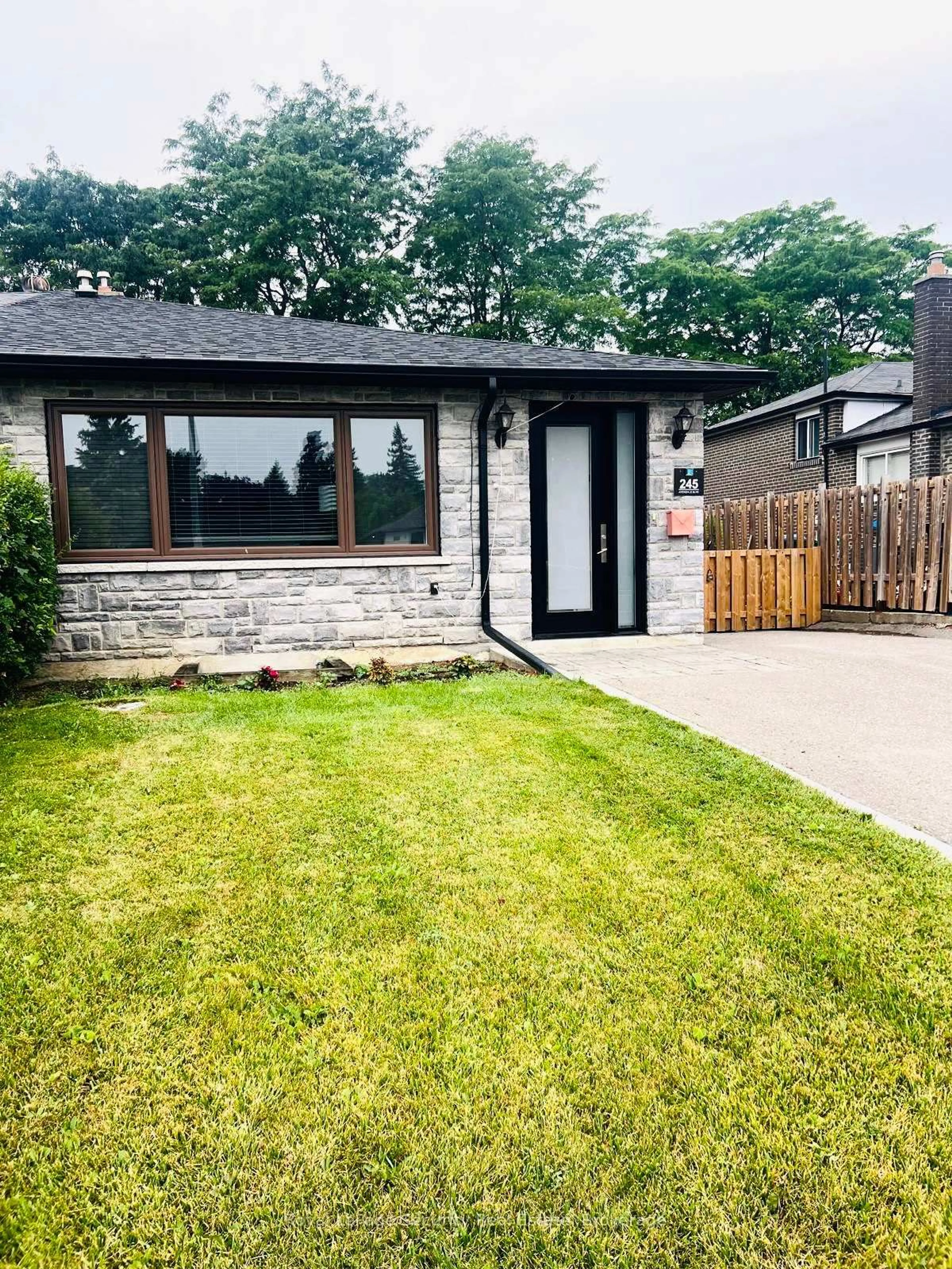 Unknown for 245 Avondale Blvd, Brampton Ontario L6T 1J3
