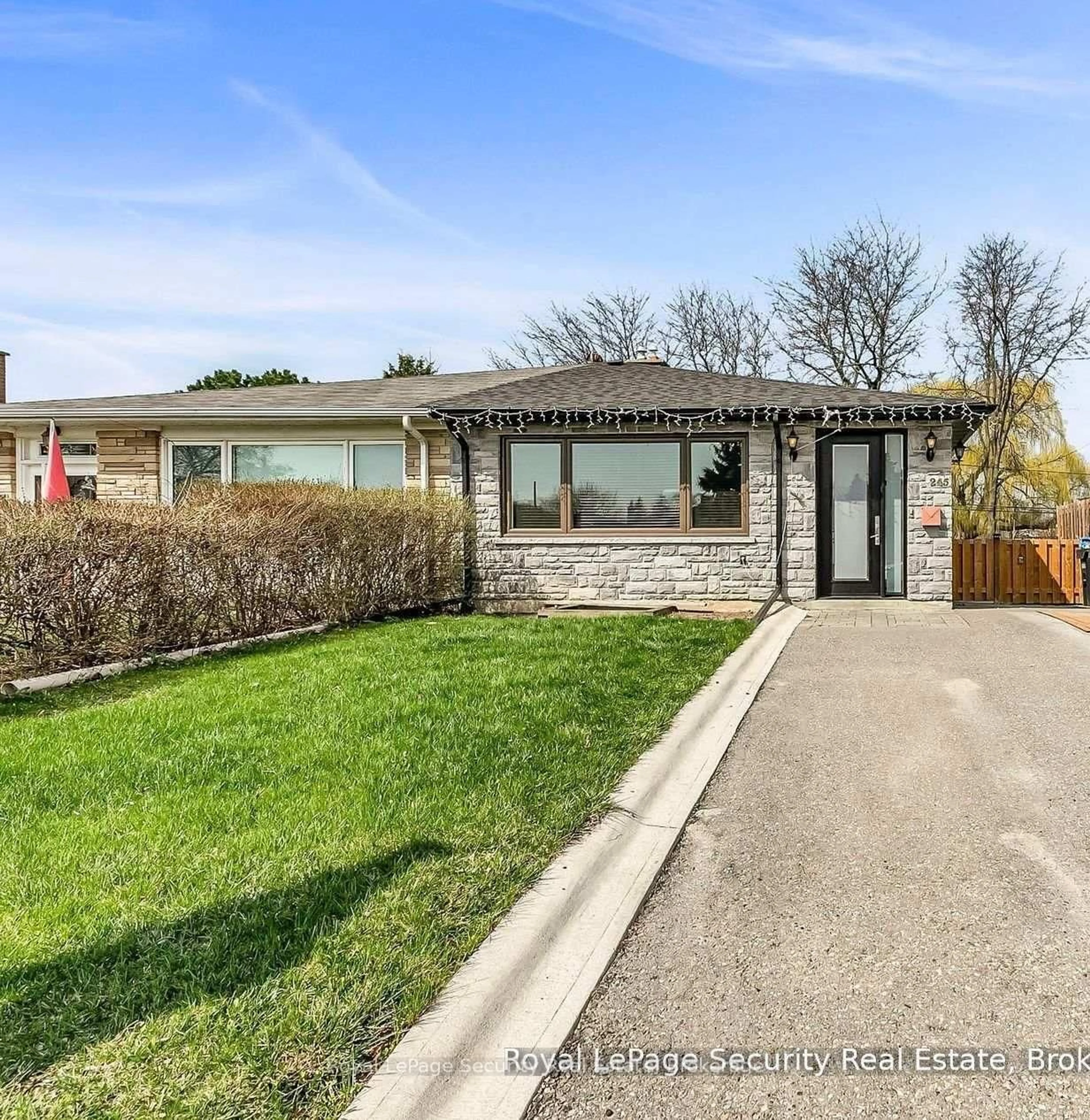 A pic from outside/outdoor area/front of a property/back of a property/a pic from drone, street for 245 Avondale Blvd, Brampton Ontario L6T 1J3