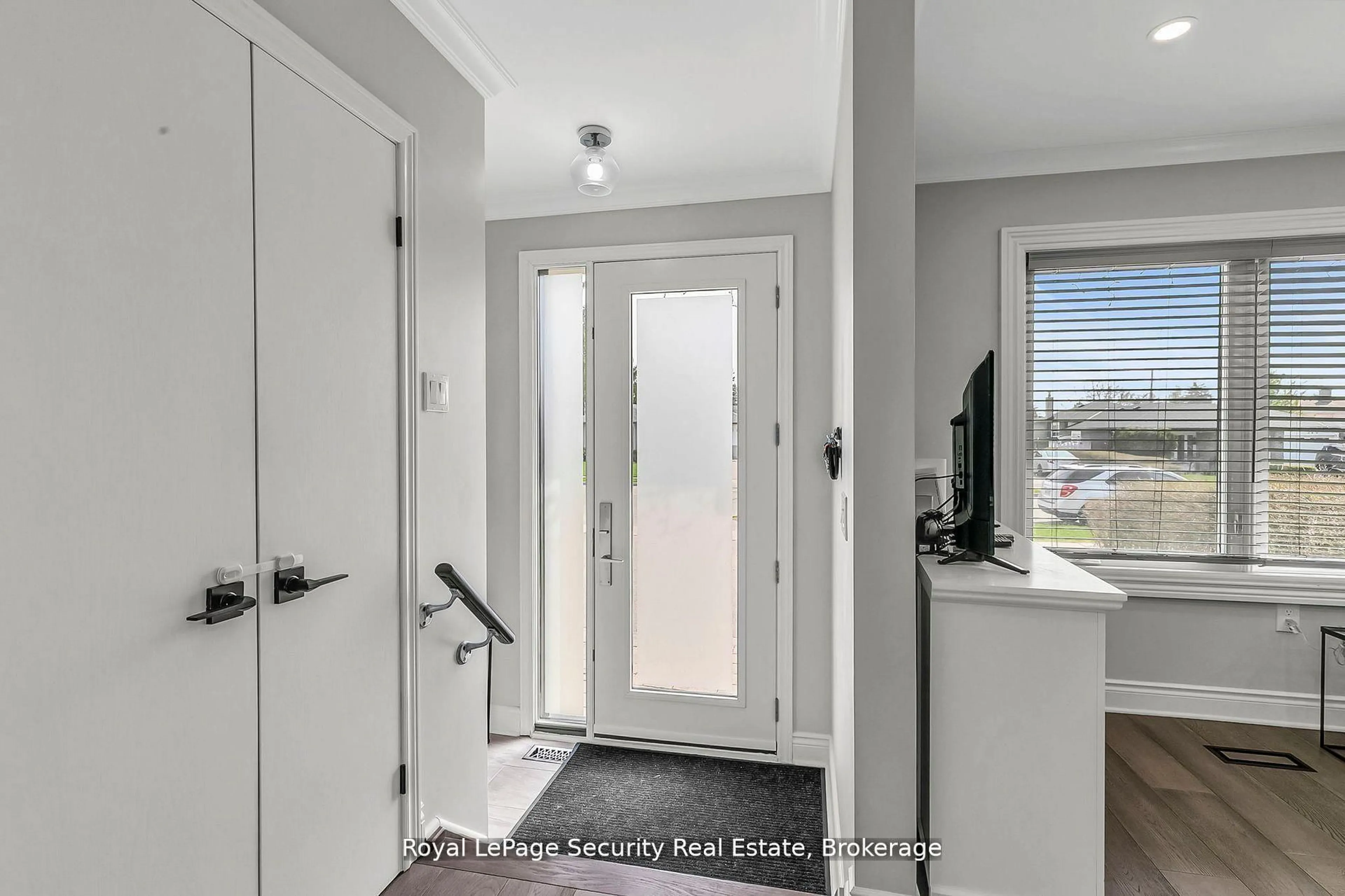 Indoor entryway for 245 Avondale Blvd, Brampton Ontario L6T 1J3