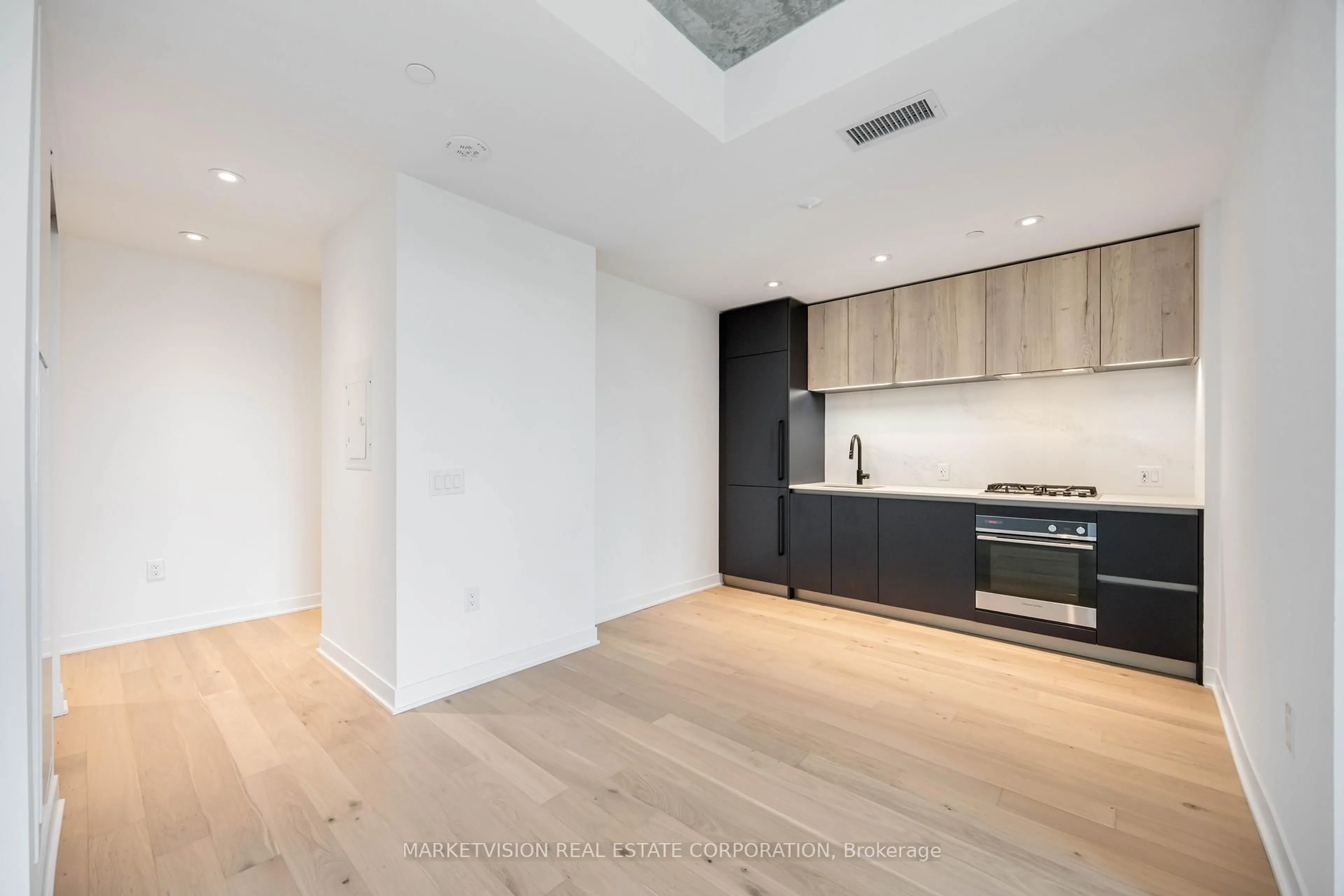 Unknown for 2625 Dundas St #506, Toronto Ontario M6P 1X9