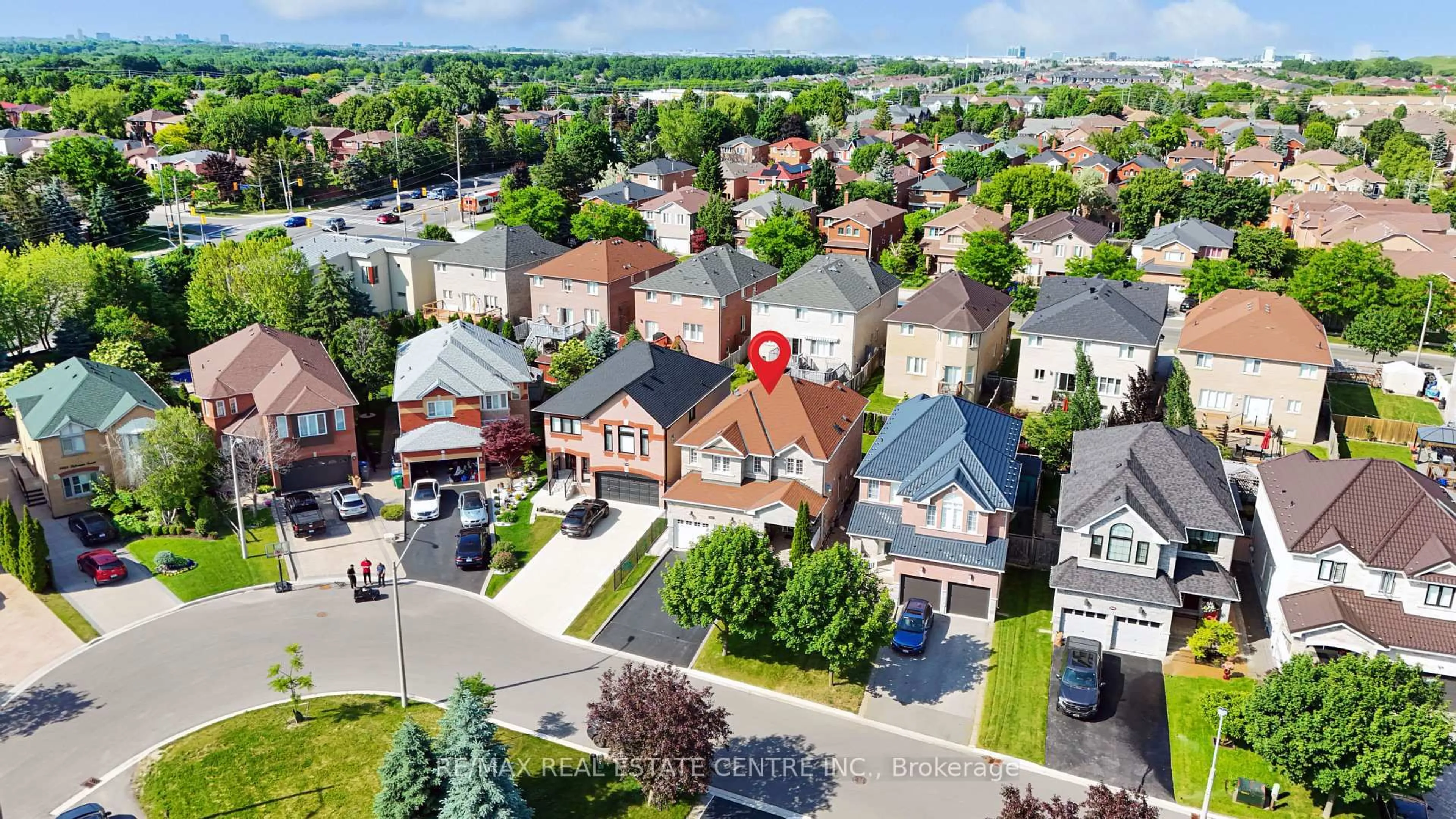 A pic from outside/outdoor area/front of a property/back of a property/a pic from drone, street for 5939 Talisman Crt, Mississauga Ontario L5M 6A1