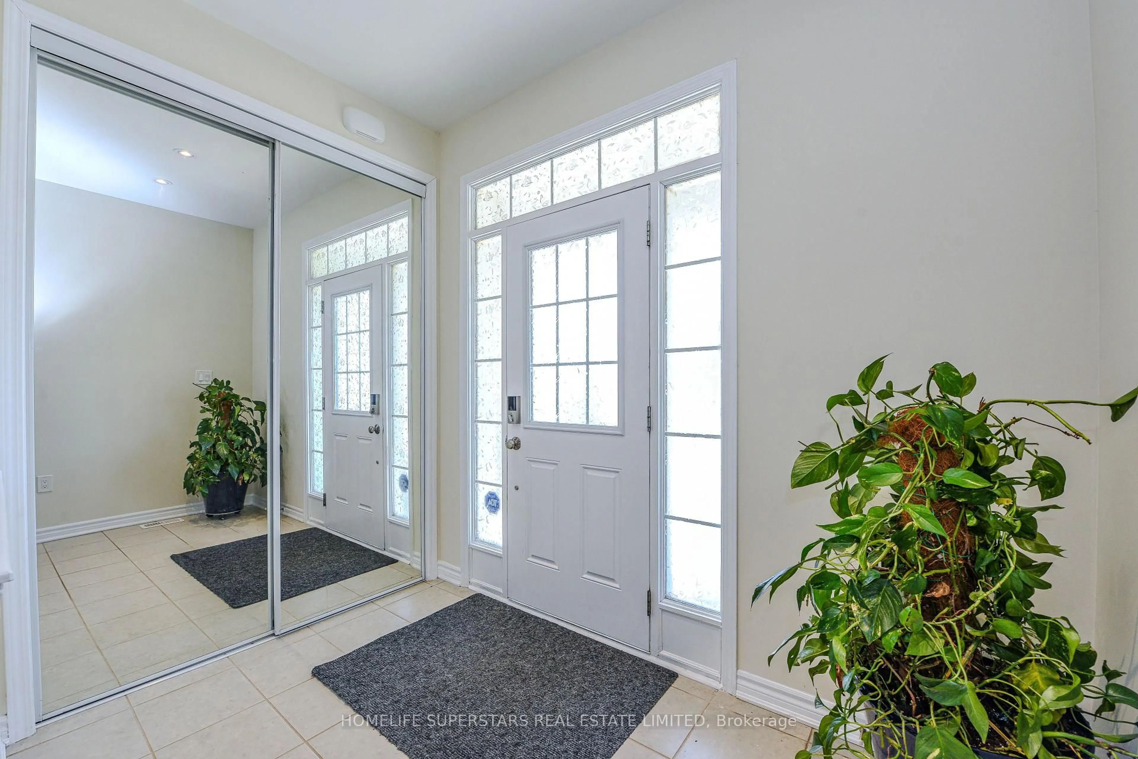 Indoor entryway for 1395 Chretien St, Milton Ontario L9E 1G7