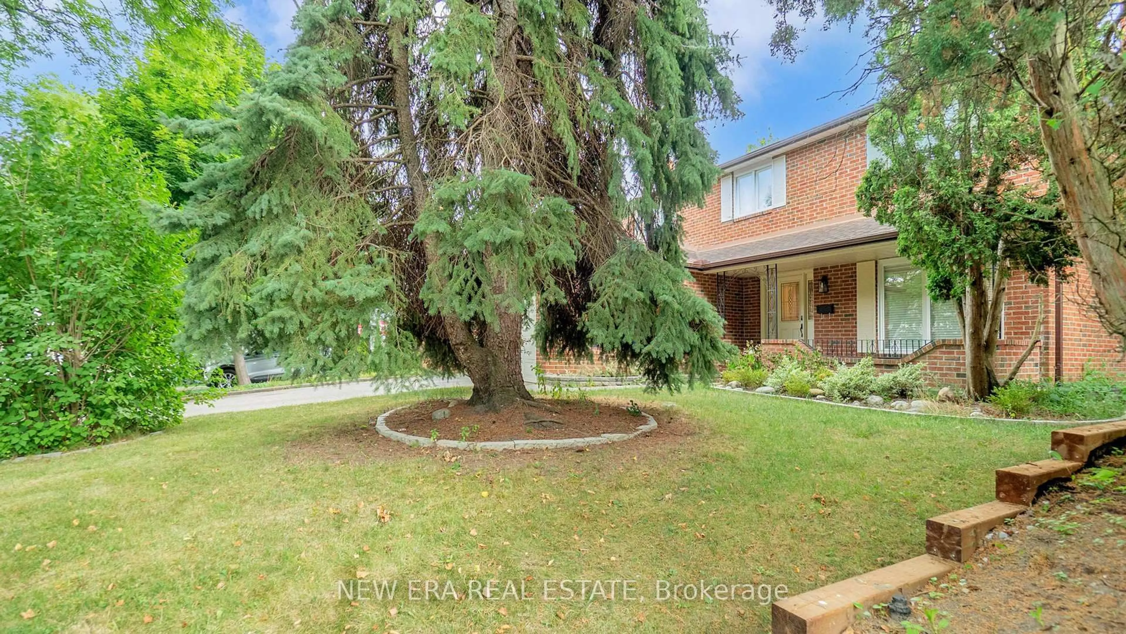 A pic from outside/outdoor area/front of a property/back of a property/a pic from drone, street for 4178 Garnetwood Chse, Mississauga Ontario L4W 2G7