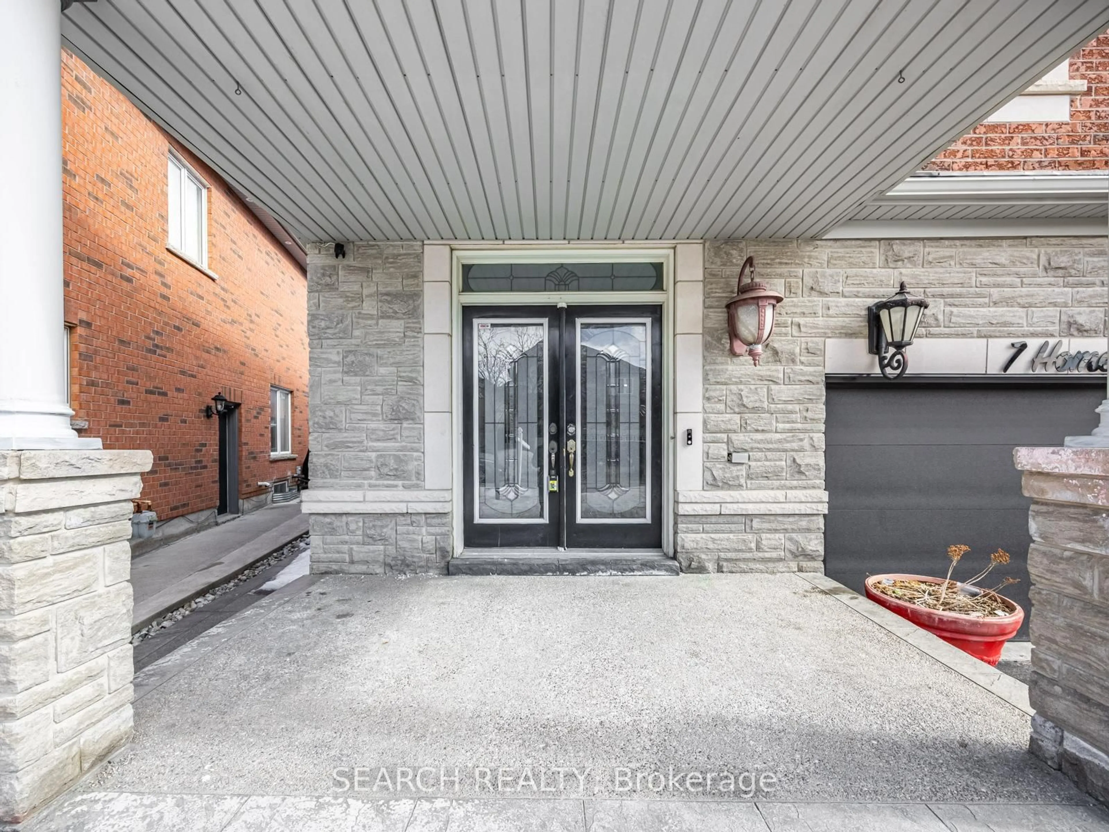 Indoor entryway for 7 Homeview Rd, Brampton Ontario L6R 2L9