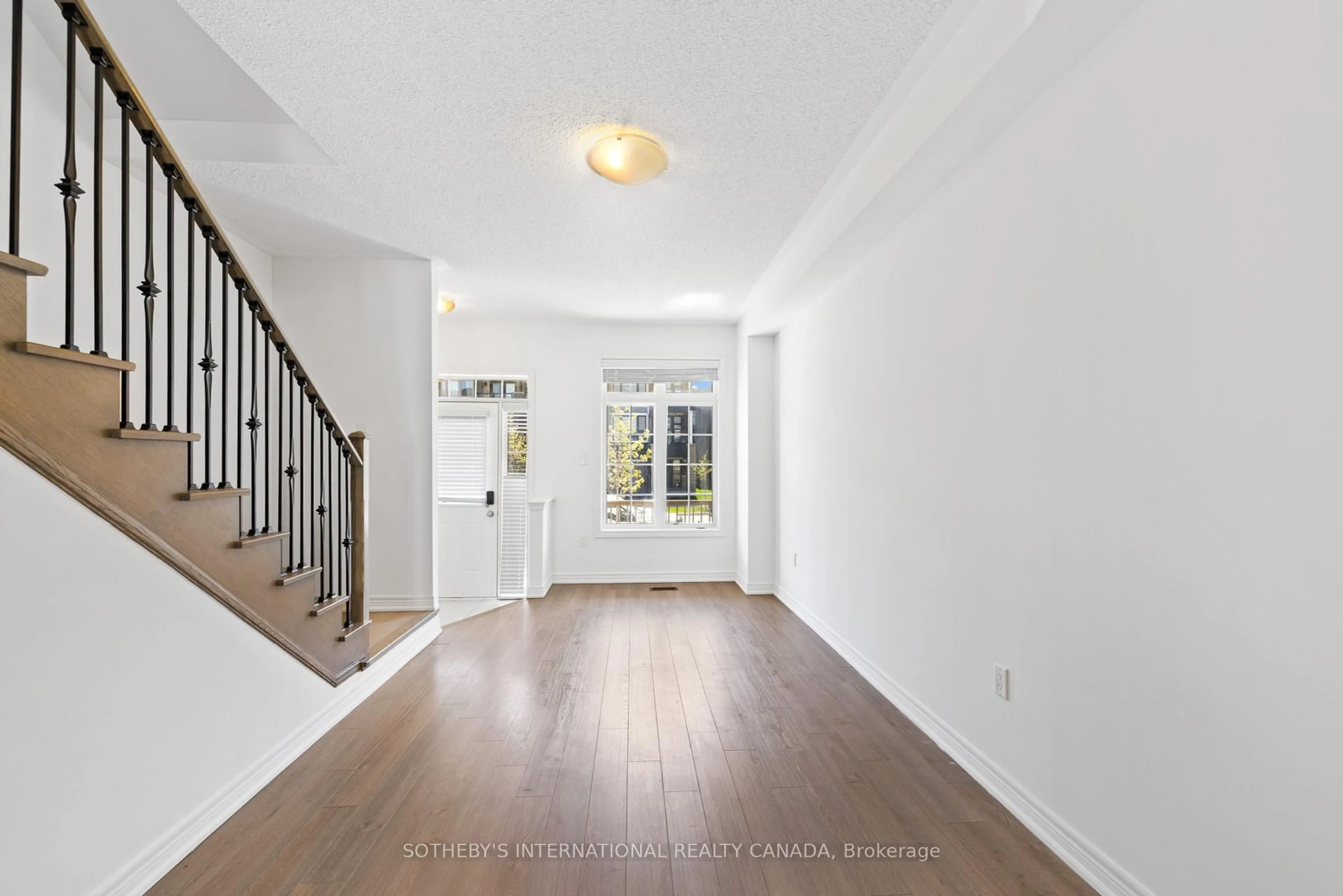 Indoor entryway for 3059 Postridge Dr, Oakville Ontario L6H 0S1