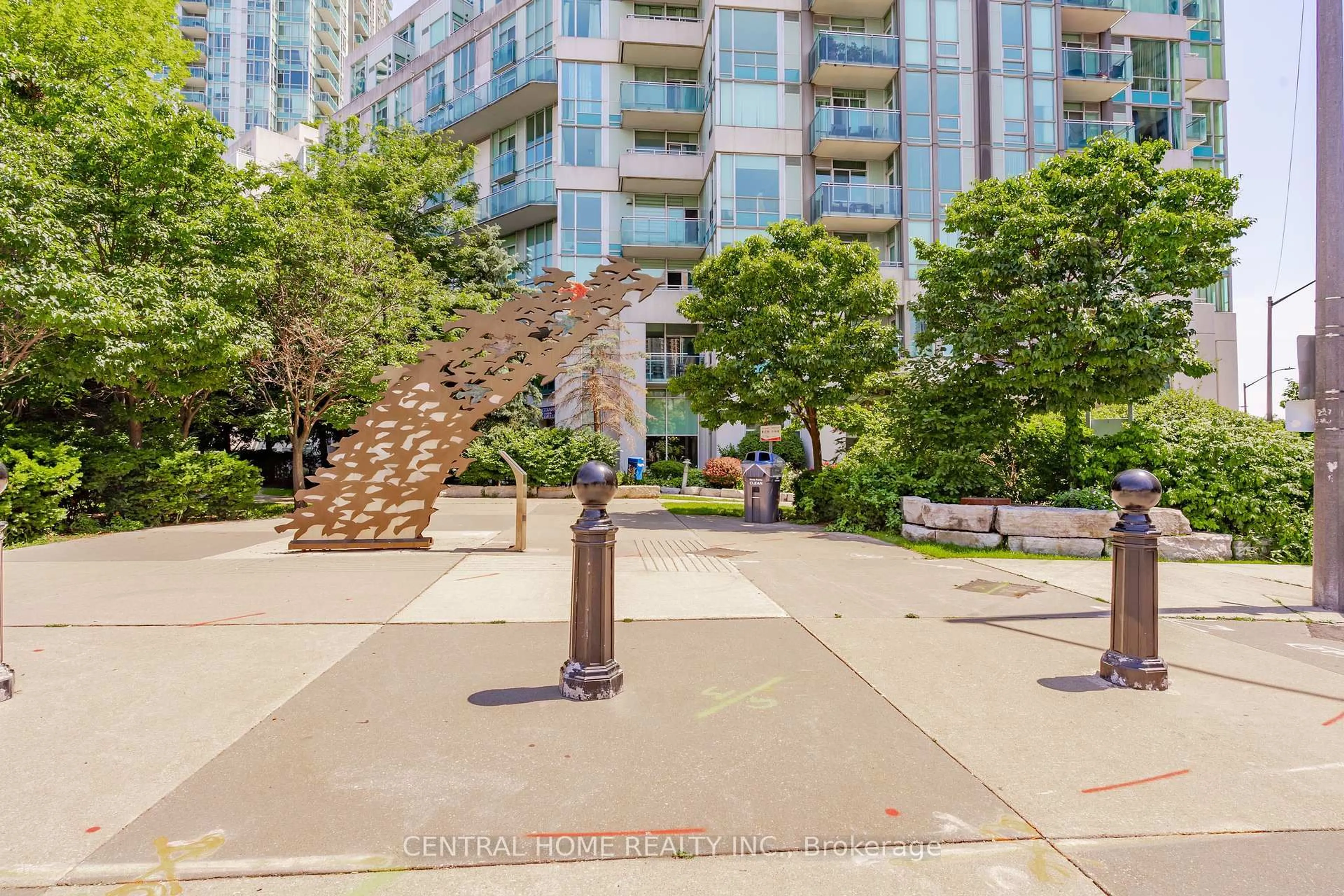 Patio, street for 3939 Duke Of York Blvd #717, Mississauga Ontario L5B 4N2