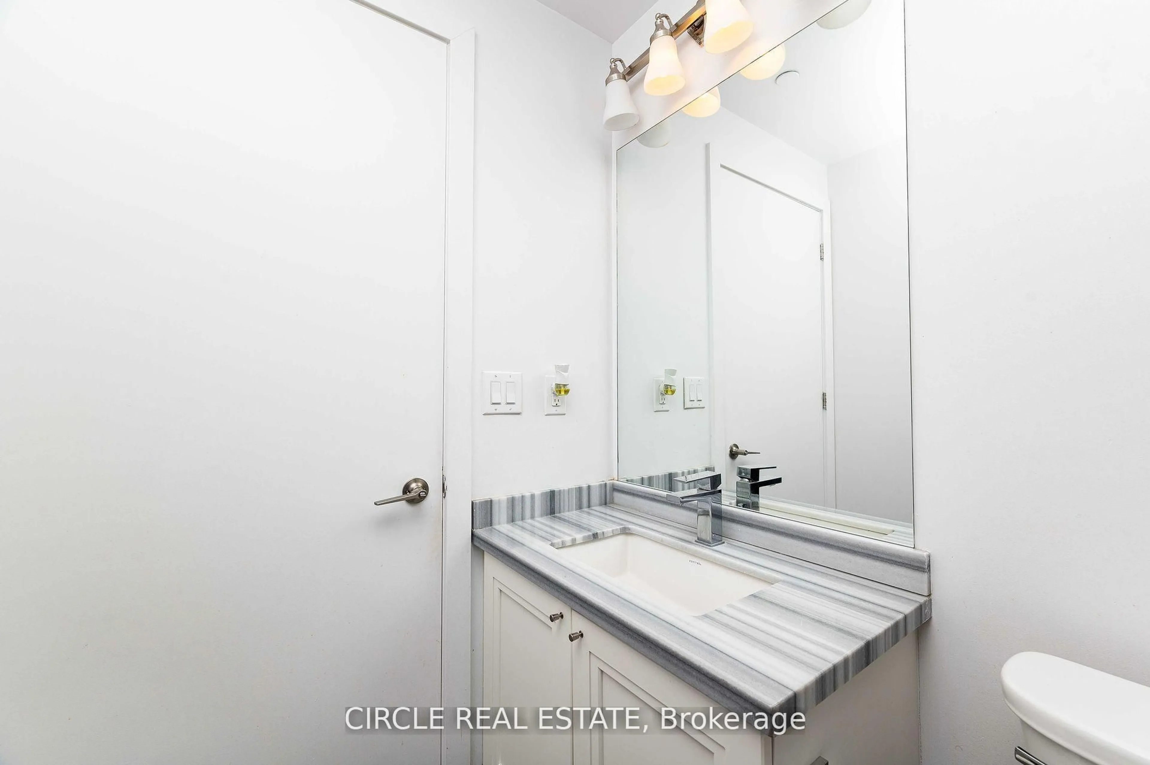 Standard bathroom, ceramic/tile floor for 4011 Brickstone Mews Rd #PH04, Mississauga Ontario L5B 0J7