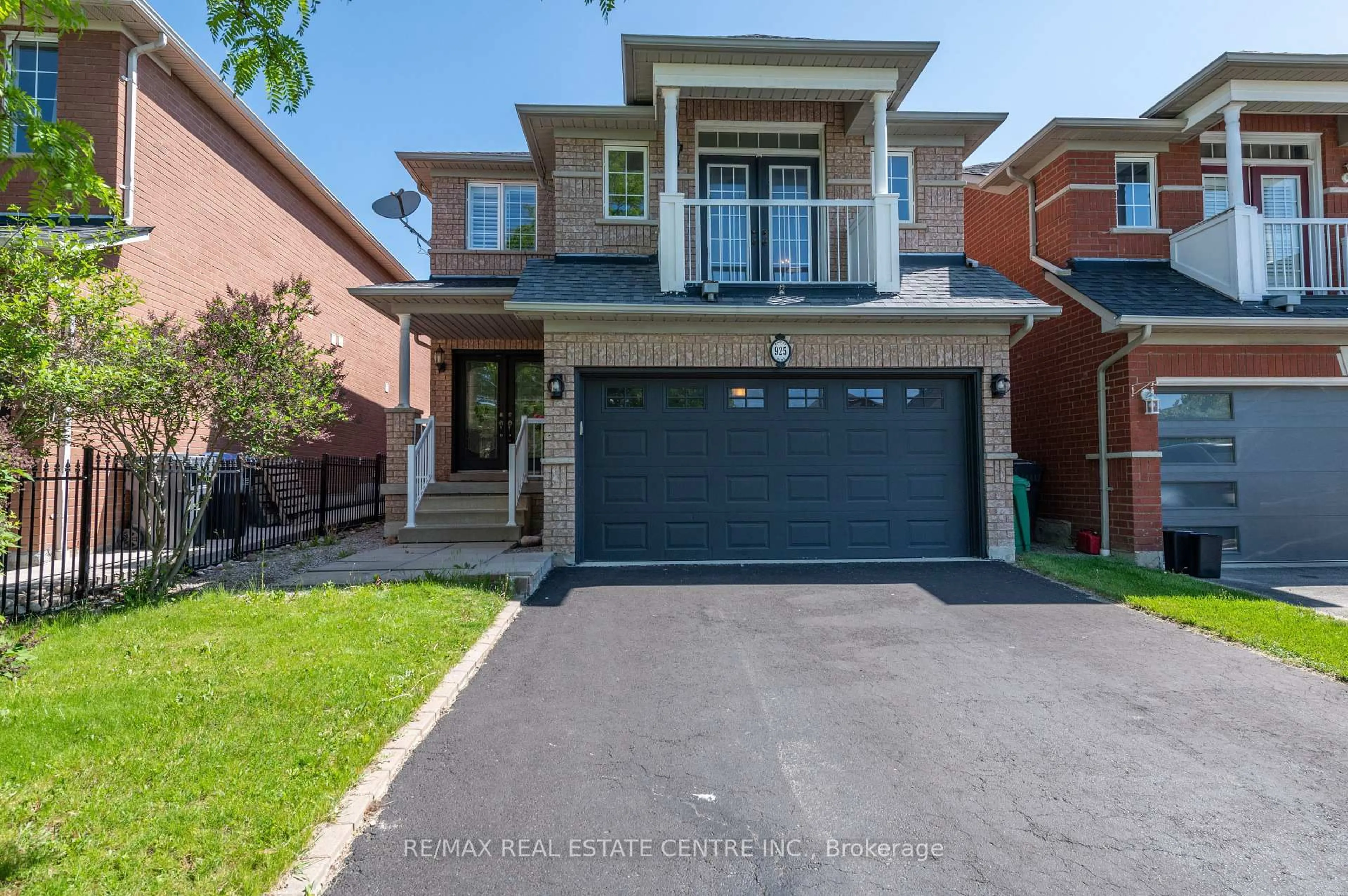 Home with brick exterior material, street for 925 Knotty Pine Grve, Mississauga Ontario L5W 1J9