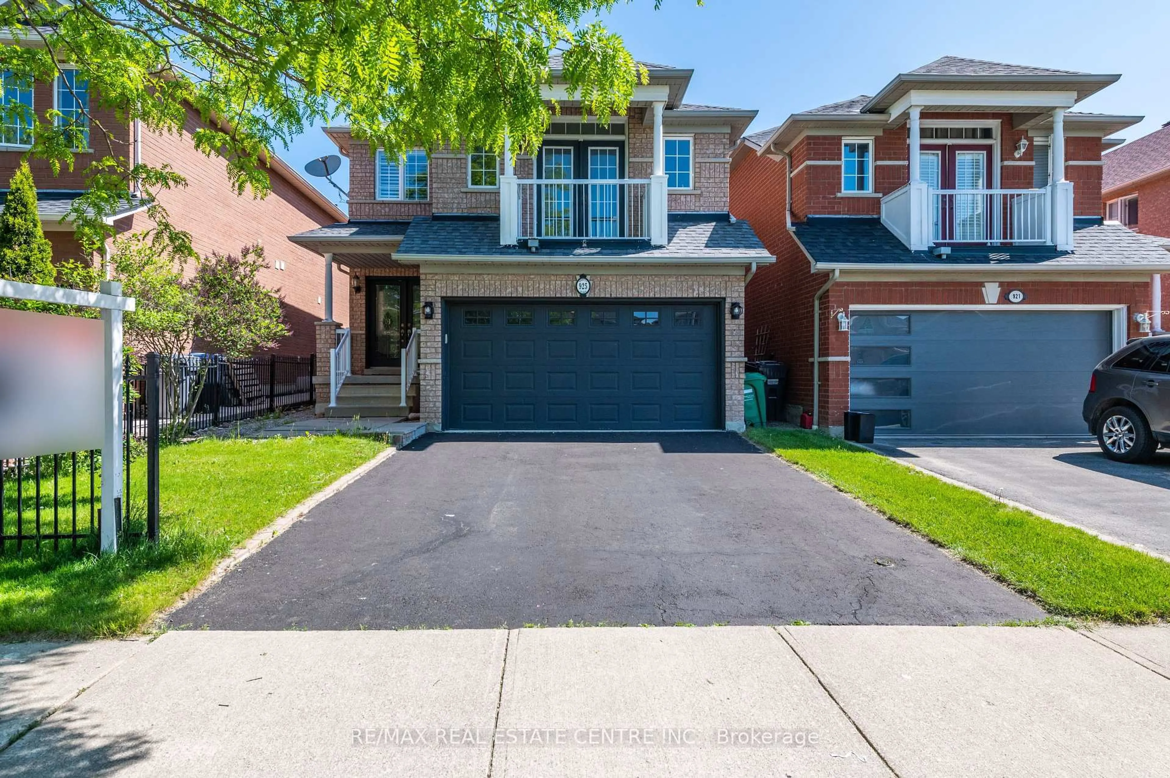 Home with brick exterior material, street for 925 Knotty Pine Grve, Mississauga Ontario L5W 1J9